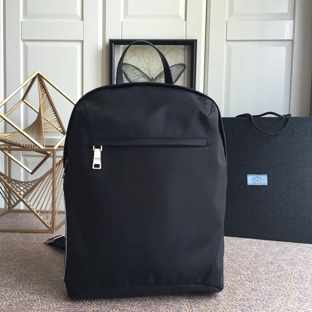 💰1120, new style👏🏻👏🏻2VZ021 backpack has arrived👍👍, made of imported nylon material, leather handle, adjustable nylon strap, polished steel Quality hardware, exterior rubber logo, nylon lining, two inner pockets, length 31x height 48 bottom 15cm. Lightweight and stylish, unisex style👏🏻👏🏻👏🏻