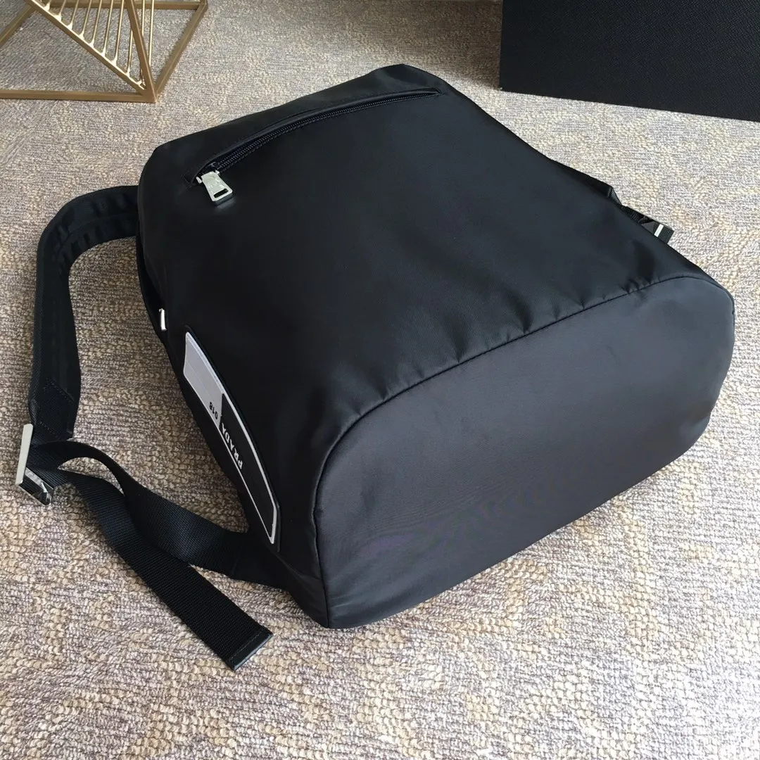 💰1120, new style👏🏻👏🏻2VZ021 backpack has arrived👍👍, made of imported nylon material, leather handle, adjustable nylon strap, polished steel Quality hardware, exterior rubber logo, nylon lining, two inner pockets, length 31x height 48 bottom 15cm. Lightweight and stylish, unisex style👏🏻👏🏻👏🏻