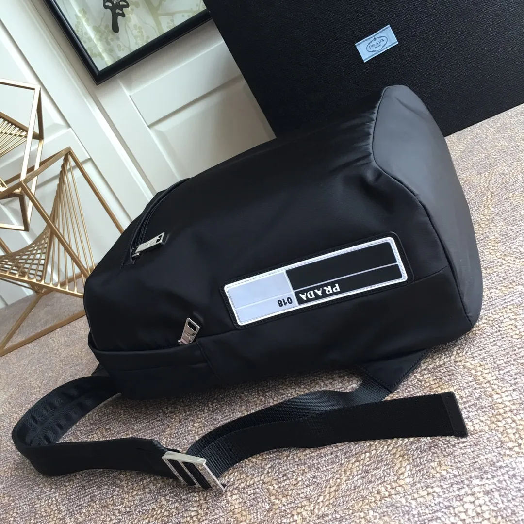 💰1120, new style👏🏻👏🏻2VZ021 backpack has arrived👍👍, made of imported nylon material, leather handle, adjustable nylon strap, polished steel Quality hardware, exterior rubber logo, nylon lining, two inner pockets, length 31x height 48 bottom 15cm. Lightweight and stylish, unisex style👏🏻👏🏻👏🏻