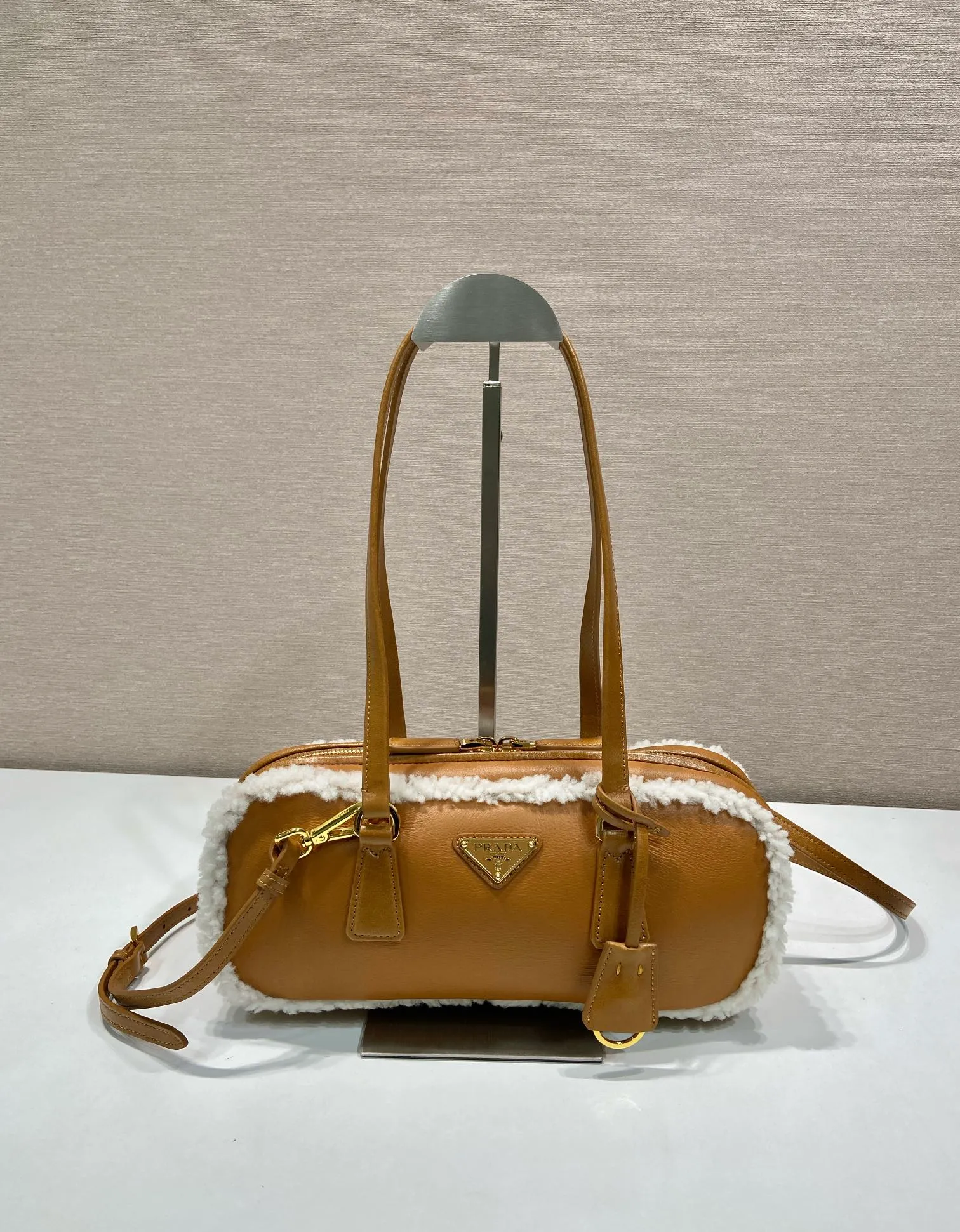 💰1660🎉New sheepskin 🎉1BB124 new product🎉🎉 This sheepskin double handle handbag combines simple geometric style with winter atmosphere. Lined in lambswool for shoulder carry, it's finished with gold-plated hardware and a triangular logo for a signature touch. Equipped with a detachable long sheepskin shoulder strap, it is so beautiful and beautiful, a must-have in winter, it is also a popular model for Internet celebrities. Hurry up and get it🎉🎉 Length 27 height 12x base 6cm🎉🎉🎉💰💰💰