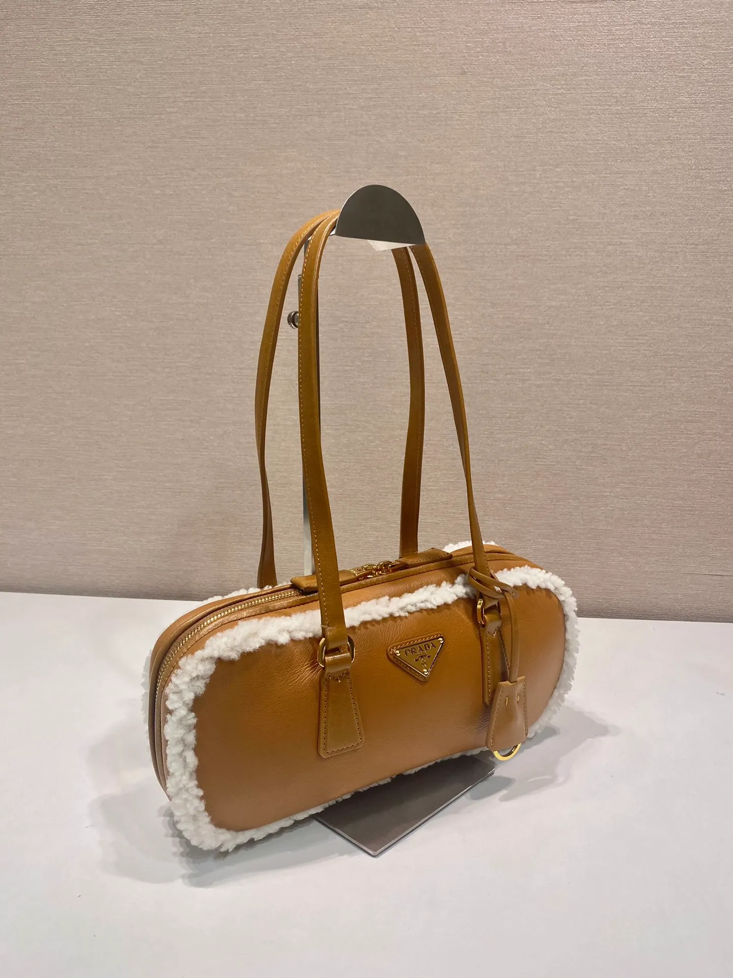 💰1660🎉New sheepskin 🎉1BB124 new product🎉🎉 This sheepskin double handle handbag combines simple geometric style with winter atmosphere. Lined in lambswool for shoulder carry, it's finished with gold-plated hardware and a triangular logo for a signature touch. Equipped with a detachable long sheepskin shoulder strap, it is so beautiful and beautiful, a must-have in winter, it is also a popular model for Internet celebrities. Hurry up and get it🎉🎉 Length 27 height 12x base 6cm🎉🎉🎉💰💰💰