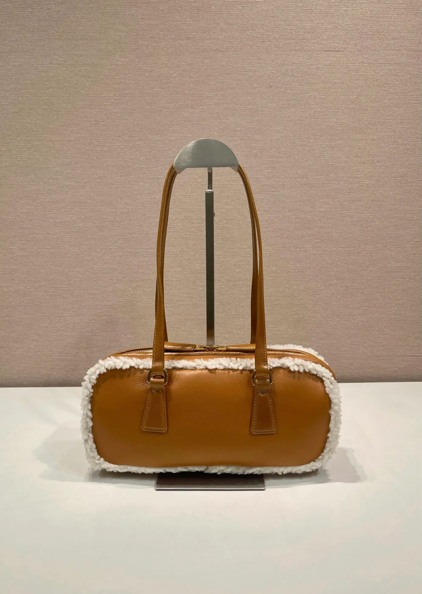 💰1660🎉New sheepskin 🎉1BB124 new product🎉🎉 This sheepskin double handle handbag combines simple geometric style with winter atmosphere. Lined in lambswool for shoulder carry, it's finished with gold-plated hardware and a triangular logo for a signature touch. Equipped with a detachable long sheepskin shoulder strap, it is so beautiful and beautiful, a must-have in winter, it is also a popular model for Internet celebrities. Hurry up and get it🎉🎉 Length 27 height 12x base 6cm🎉🎉🎉💰💰💰