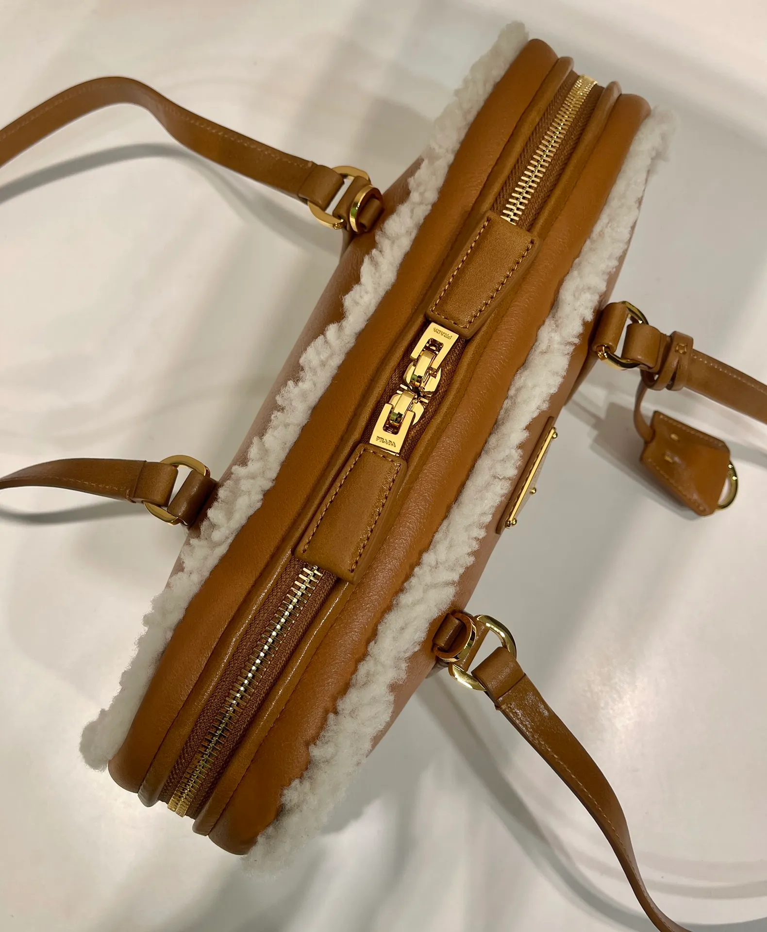 💰1660🎉New sheepskin 🎉1BB124 new product🎉🎉 This sheepskin double handle handbag combines simple geometric style with winter atmosphere. Lined in lambswool for shoulder carry, it's finished with gold-plated hardware and a triangular logo for a signature touch. Equipped with a detachable long sheepskin shoulder strap, it is so beautiful and beautiful, a must-have in winter, it is also a popular model for Internet celebrities. Hurry up and get it🎉🎉 Length 27 height 12x base 6cm🎉🎉🎉💰💰💰