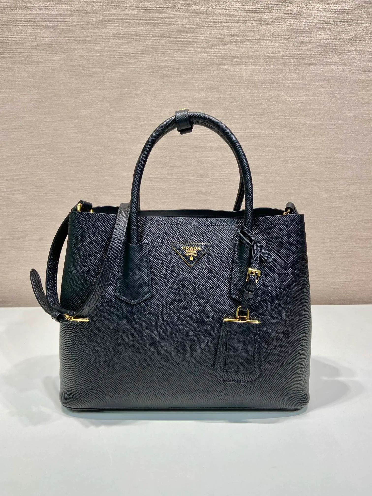 💰2040, the new color of P family’s classic model 1BG775 has arrived in [color][color][color], fully upgraded, using imported thick cross-grain cow + contrasting calf leather inside, top brushed hardware, color matching handle, 175 OEM code, a timeless shopping bag [naughty][naughty][naughty], fashionable and generous, length 33x height 24.5x bottom 14cm
