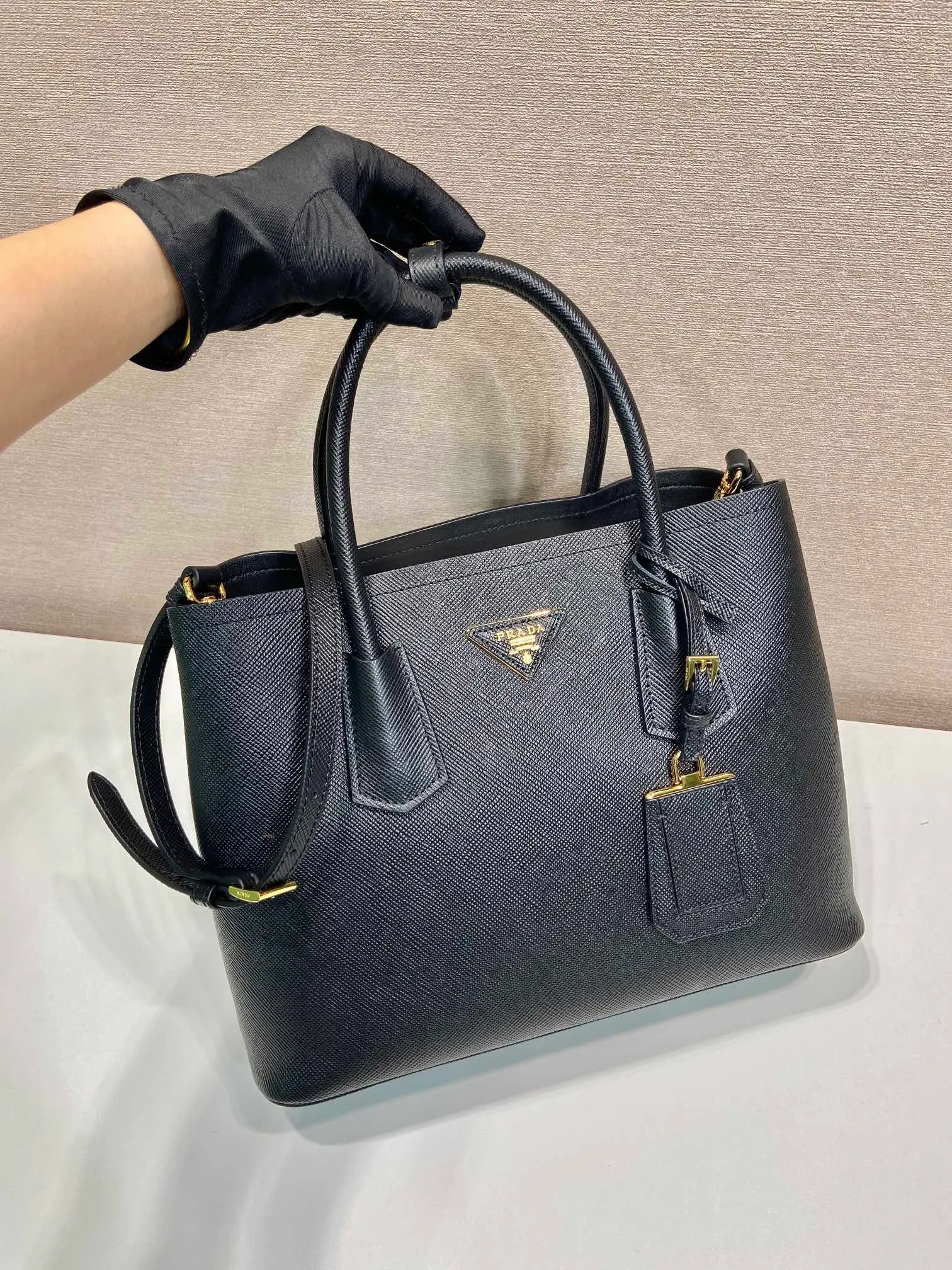 💰2040, the new color of P family’s classic model 1BG775 has arrived in [color][color][color], fully upgraded, using imported thick cross-grain cow + contrasting calf leather inside, top brushed hardware, color matching handle, 175 OEM code, a timeless shopping bag [naughty][naughty][naughty], fashionable and generous, length 33x height 24.5x bottom 14cm