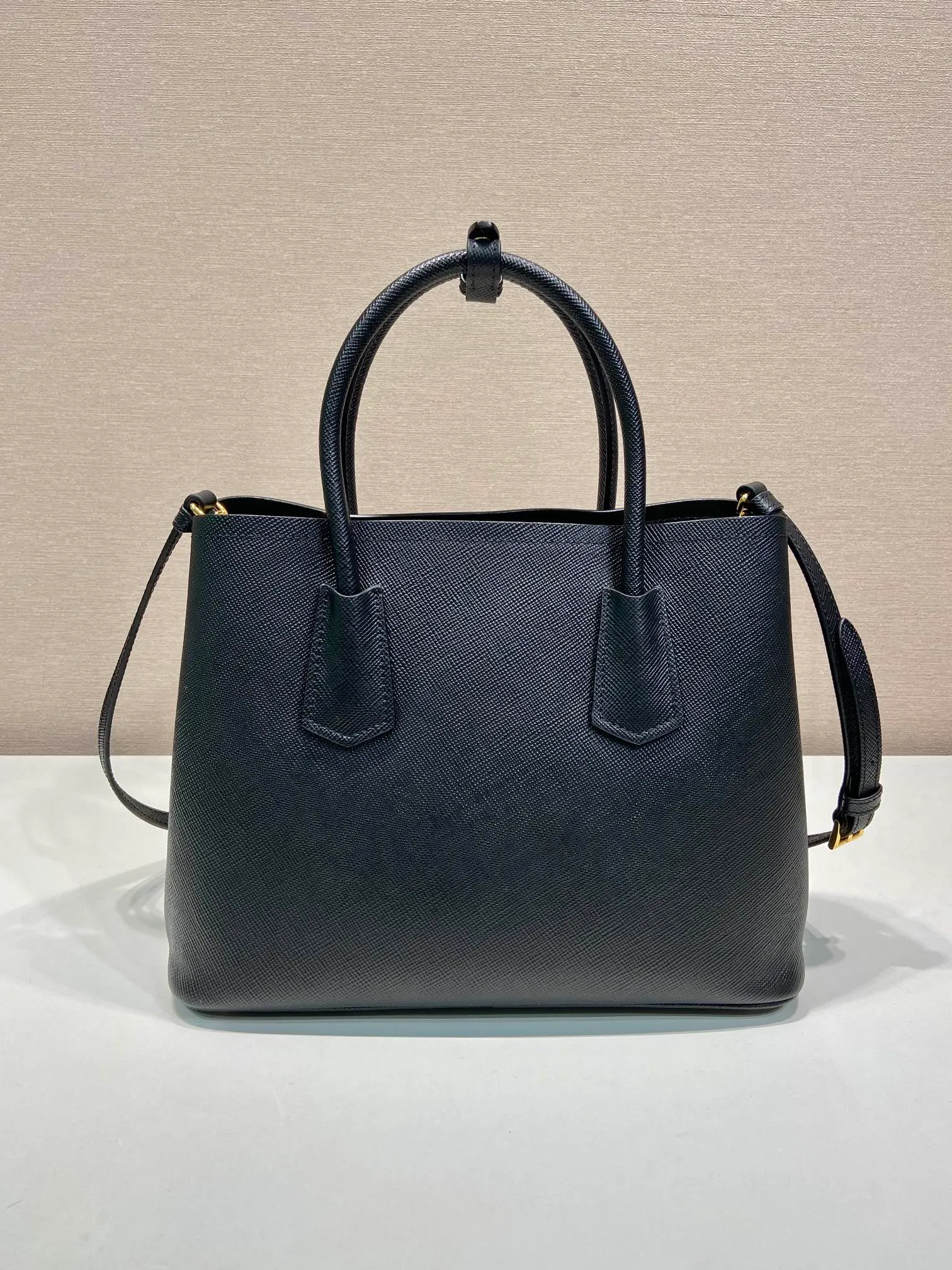 💰2040, the new color of P family’s classic model 1BG775 has arrived in [color][color][color], fully upgraded, using imported thick cross-grain cow + contrasting calf leather inside, top brushed hardware, color matching handle, 175 OEM code, a timeless shopping bag [naughty][naughty][naughty], fashionable and generous, length 33x height 24.5x bottom 14cm
