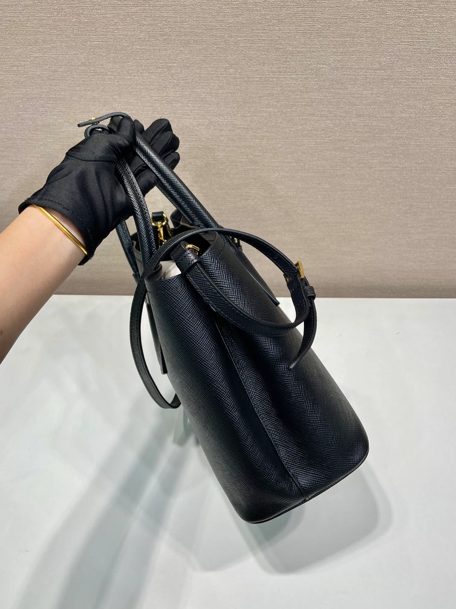 💰2040, the new color of P family’s classic model 1BG775 has arrived in [color][color][color], fully upgraded, using imported thick cross-grain cow + contrasting calf leather inside, top brushed hardware, color matching handle, 175 OEM code, a timeless shopping bag [naughty][naughty][naughty], fashionable and generous, length 33x height 24.5x bottom 14cm