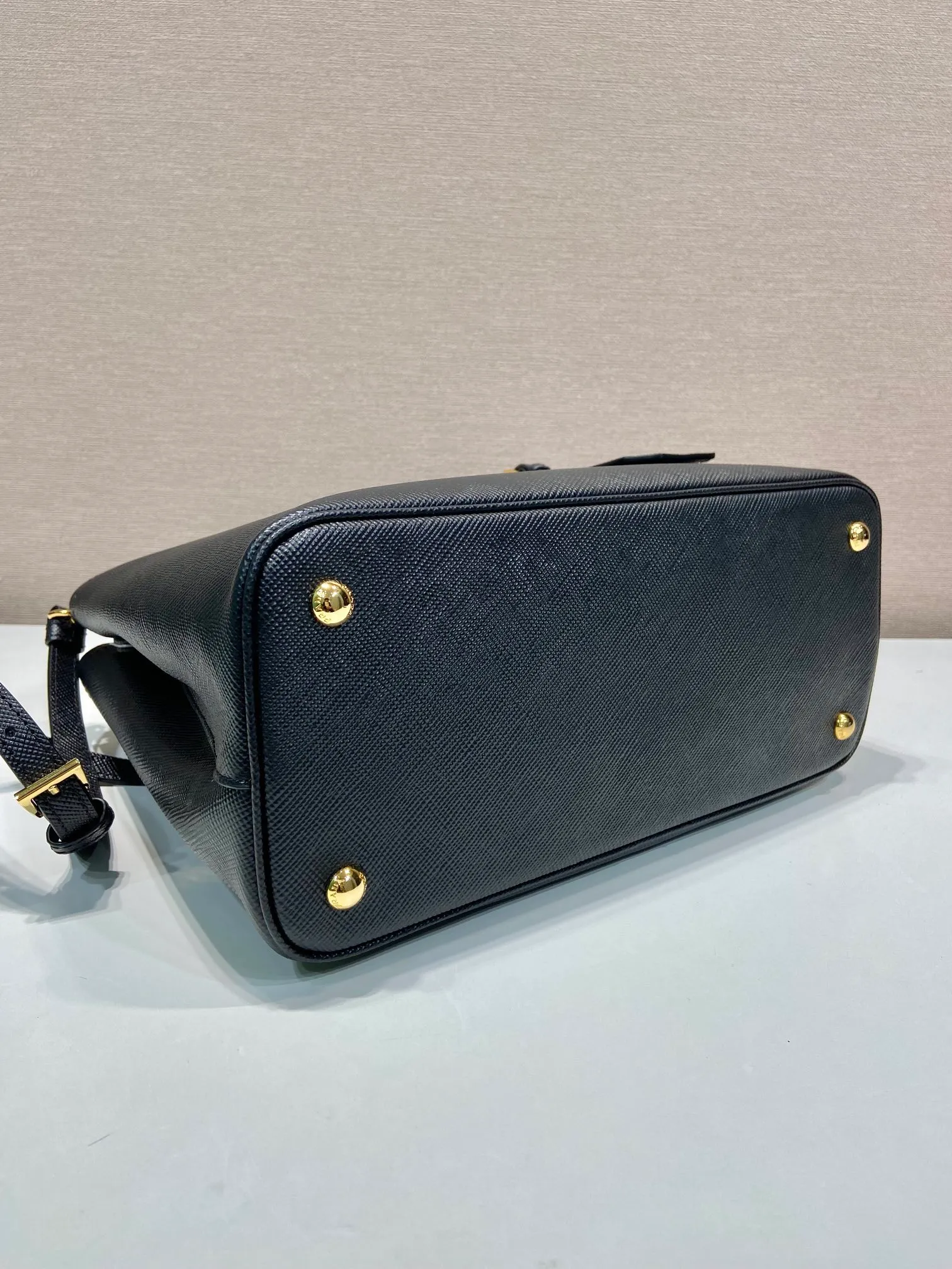 💰2040, the new color of P family’s classic model 1BG775 has arrived in [color][color][color], fully upgraded, using imported thick cross-grain cow + contrasting calf leather inside, top brushed hardware, color matching handle, 175 OEM code, a timeless shopping bag [naughty][naughty][naughty], fashionable and generous, length 33x height 24.5x bottom 14cm