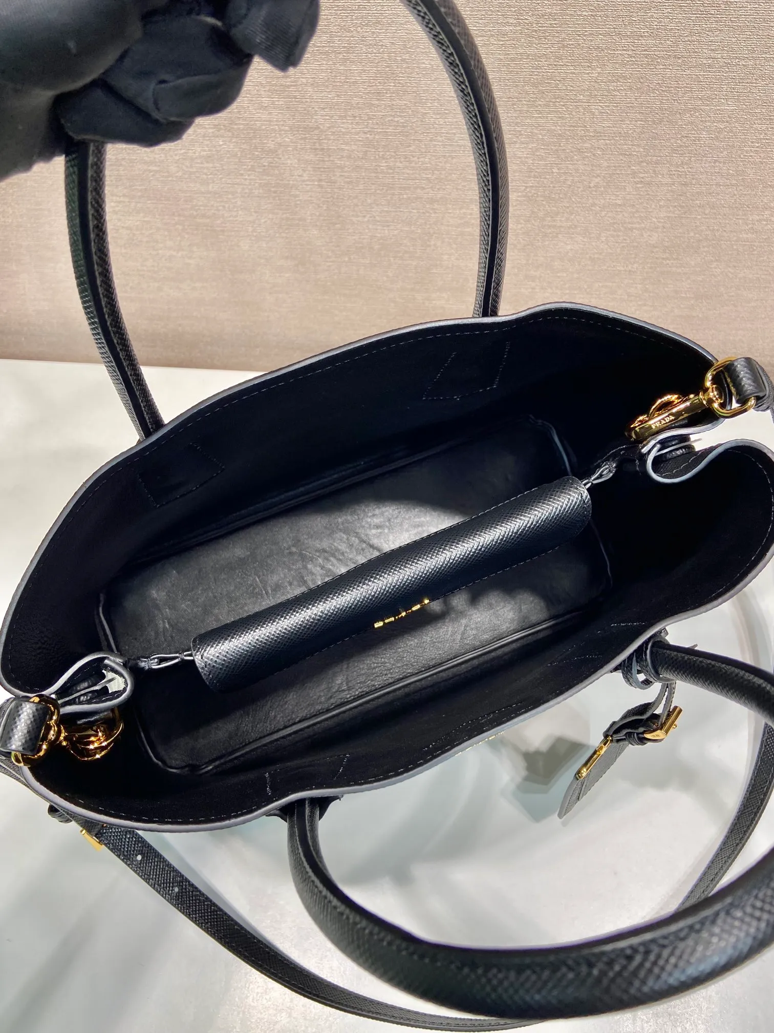 💰2040, the new color of P family’s classic model 1BG775 has arrived in [color][color][color], fully upgraded, using imported thick cross-grain cow + contrasting calf leather inside, top brushed hardware, color matching handle, 175 OEM code, a timeless shopping bag [naughty][naughty][naughty], fashionable and generous, length 33x height 24.5x bottom 14cm