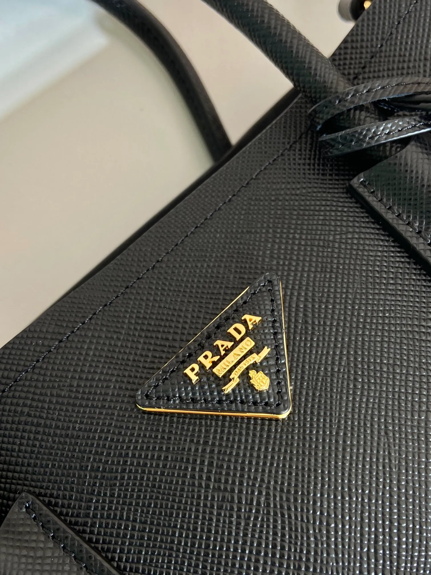 💰2040, the new color of P family’s classic model 1BG775 has arrived in [color][color][color], fully upgraded, using imported thick cross-grain cow + contrasting calf leather inside, top brushed hardware, color matching handle, 175 OEM code, a timeless shopping bag [naughty][naughty][naughty], fashionable and generous, length 33x height 24.5x bottom 14cm