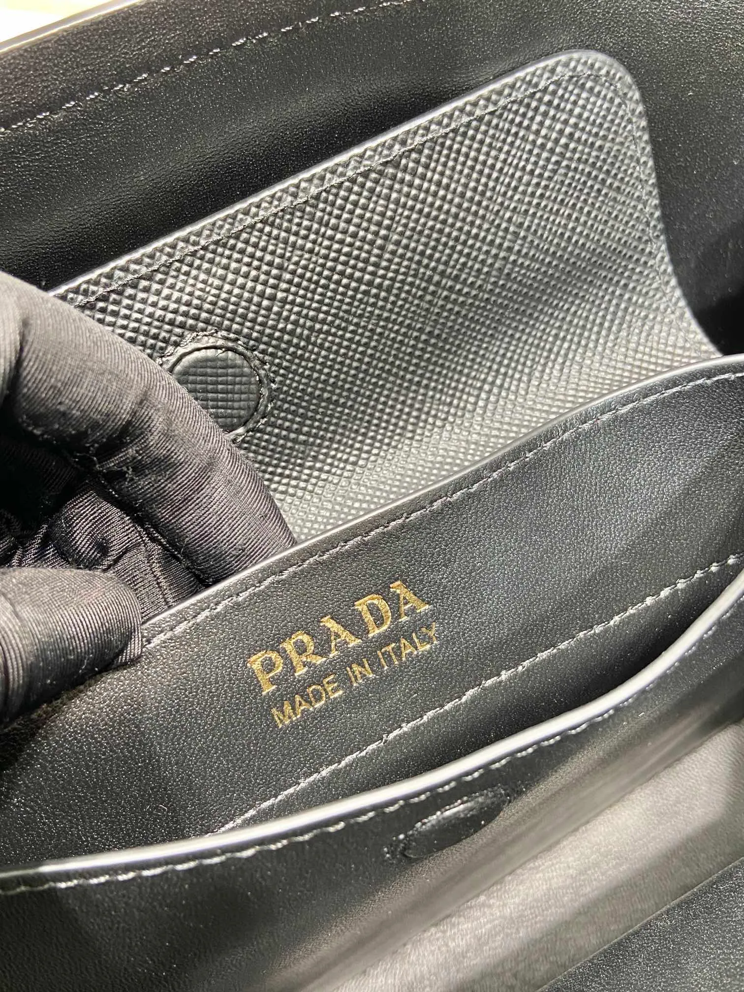 💰2040, the new color of P family’s classic model 1BG775 has arrived in [color][color][color], fully upgraded, using imported thick cross-grain cow + contrasting calf leather inside, top brushed hardware, color matching handle, 175 OEM code, a timeless shopping bag [naughty][naughty][naughty], fashionable and generous, length 33x height 24.5x bottom 14cm