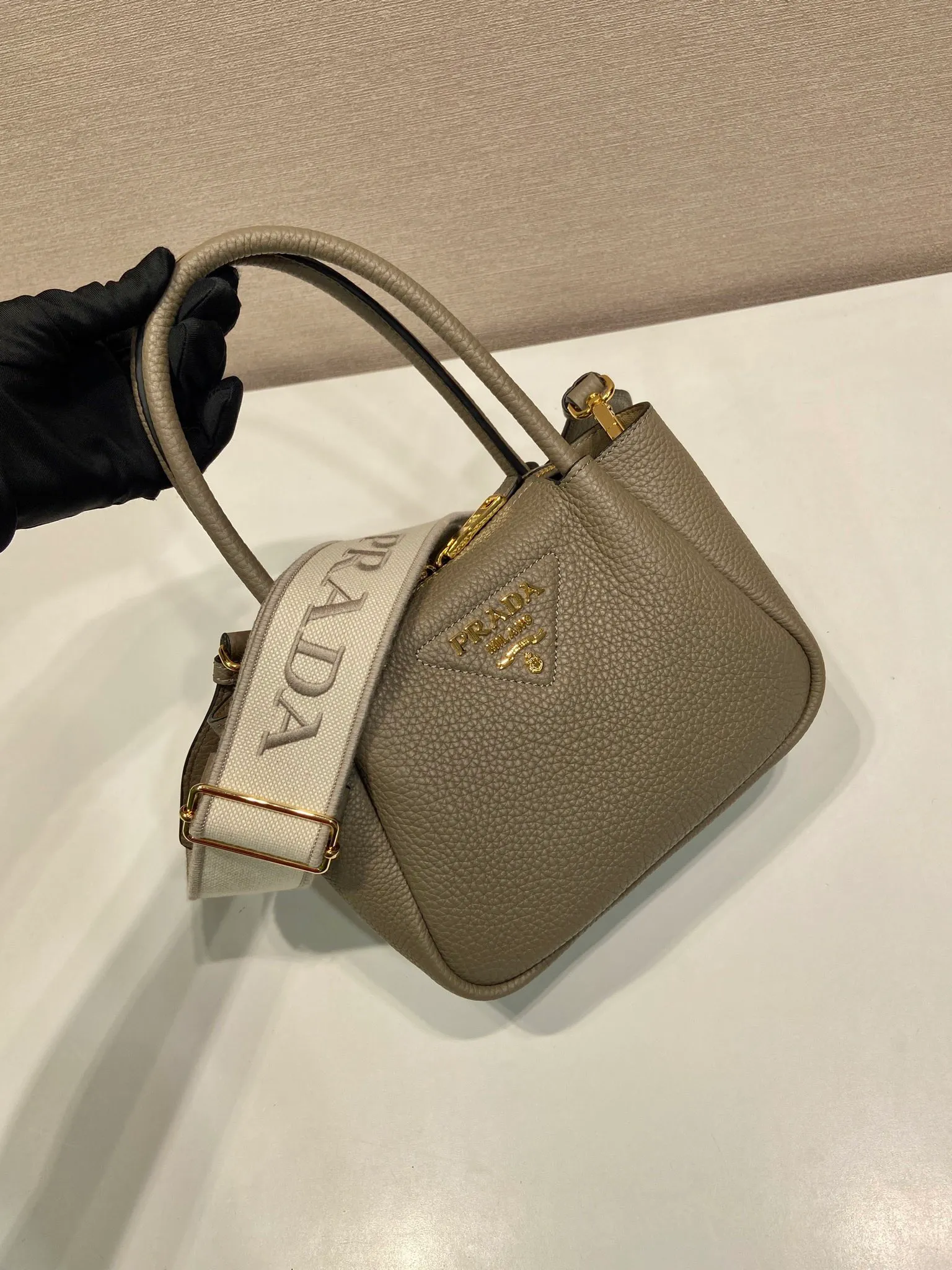 💰1760🎉New arrival🎉1BA362 mini size🎉🎉 This contemporary fine leather handbag displays natural texture and is designed with reverse stitching to create a soft and round shape. It is small in size and can be carried by hand. It is equipped with 2 interchangeable long shoulder straps, making it versatile and elegant. The upper body effect is nice and cute😘, babies, hurry up and get it🎉🎉 Length 19.5x height 18x ​​bottom 9cm🎉🎉🎉💰💰💰