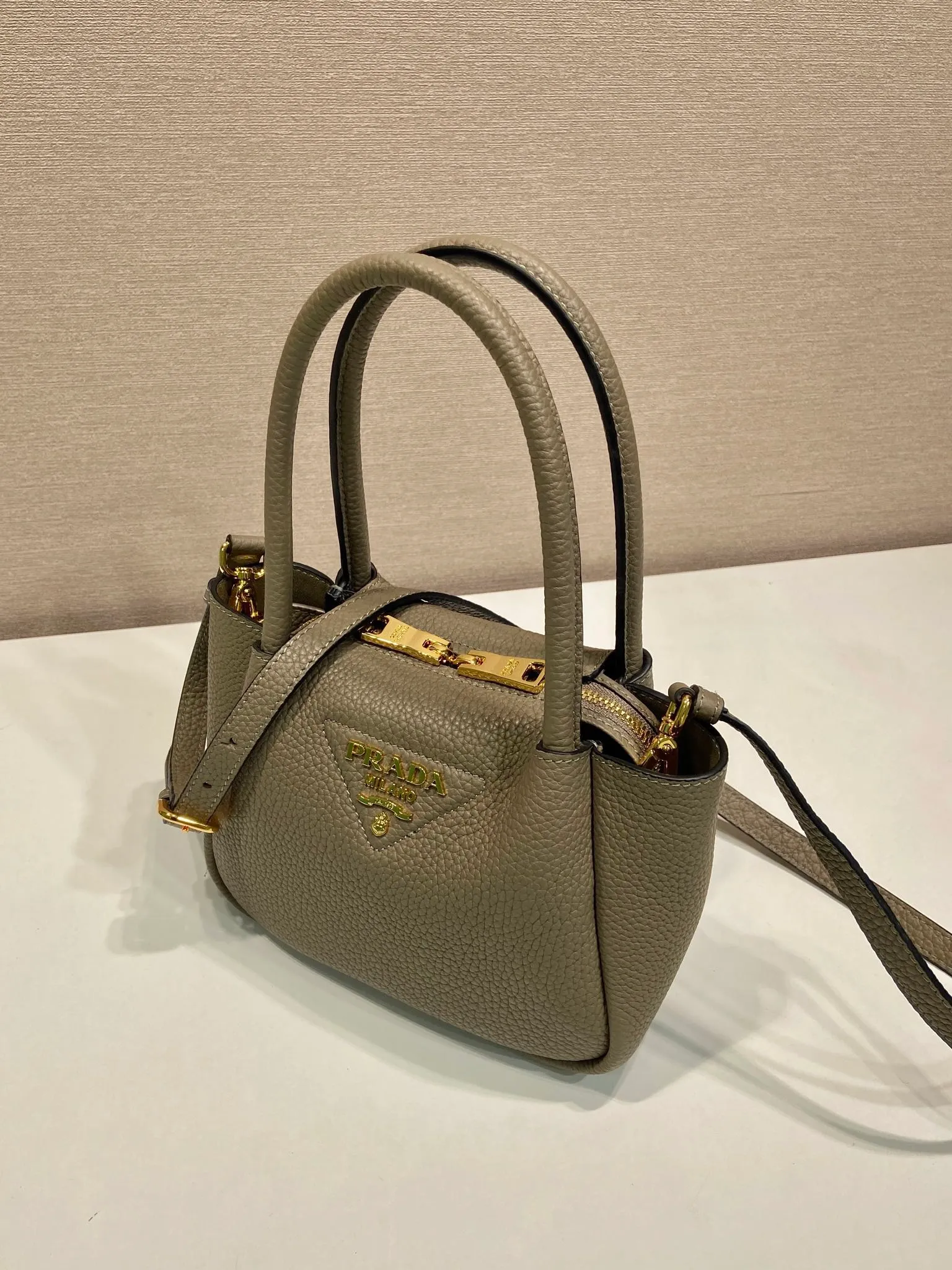 💰1760🎉New arrival🎉1BA362 mini size🎉🎉 This contemporary fine leather handbag displays natural texture and is designed with reverse stitching to create a soft and round shape. It is small in size and can be carried by hand. It is equipped with 2 interchangeable long shoulder straps, making it versatile and elegant. The upper body effect is nice and cute😘, babies, hurry up and get it🎉🎉 Length 19.5x height 18x ​​bottom 9cm🎉🎉🎉💰💰💰