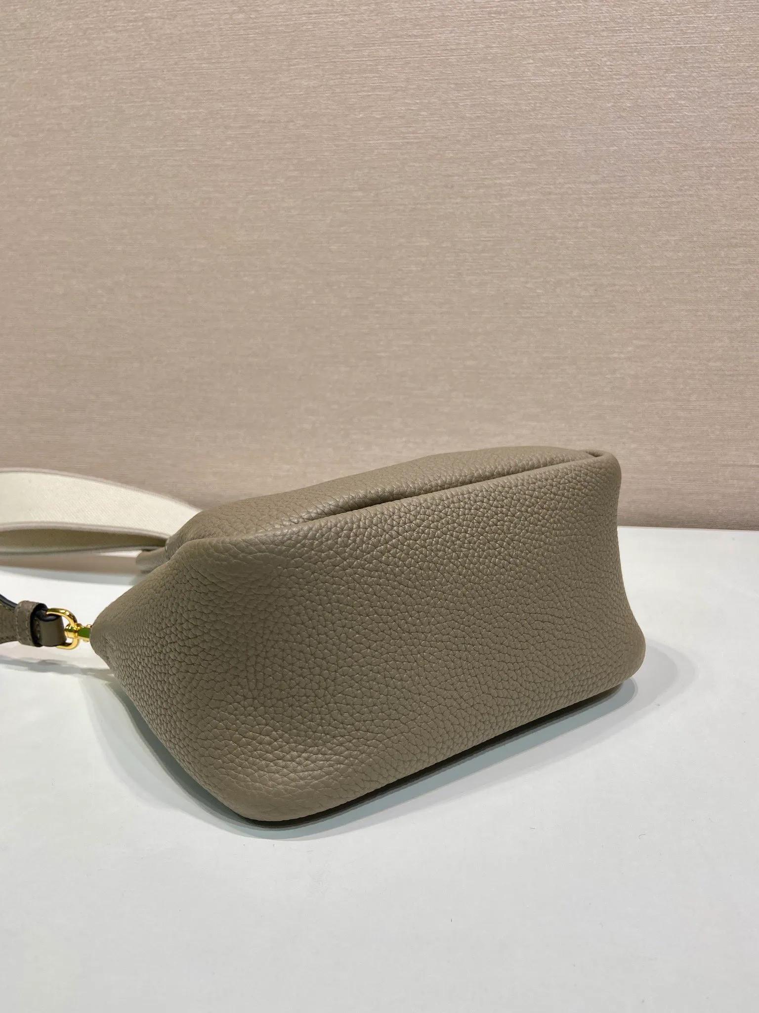 💰1760🎉New arrival🎉1BA362 mini size🎉🎉 This contemporary fine leather handbag displays natural texture and is designed with reverse stitching to create a soft and round shape. It is small in size and can be carried by hand. It is equipped with 2 interchangeable long shoulder straps, making it versatile and elegant. The upper body effect is nice and cute😘, babies, hurry up and get it🎉🎉 Length 19.5x height 18x ​​bottom 9cm🎉🎉🎉💰💰💰