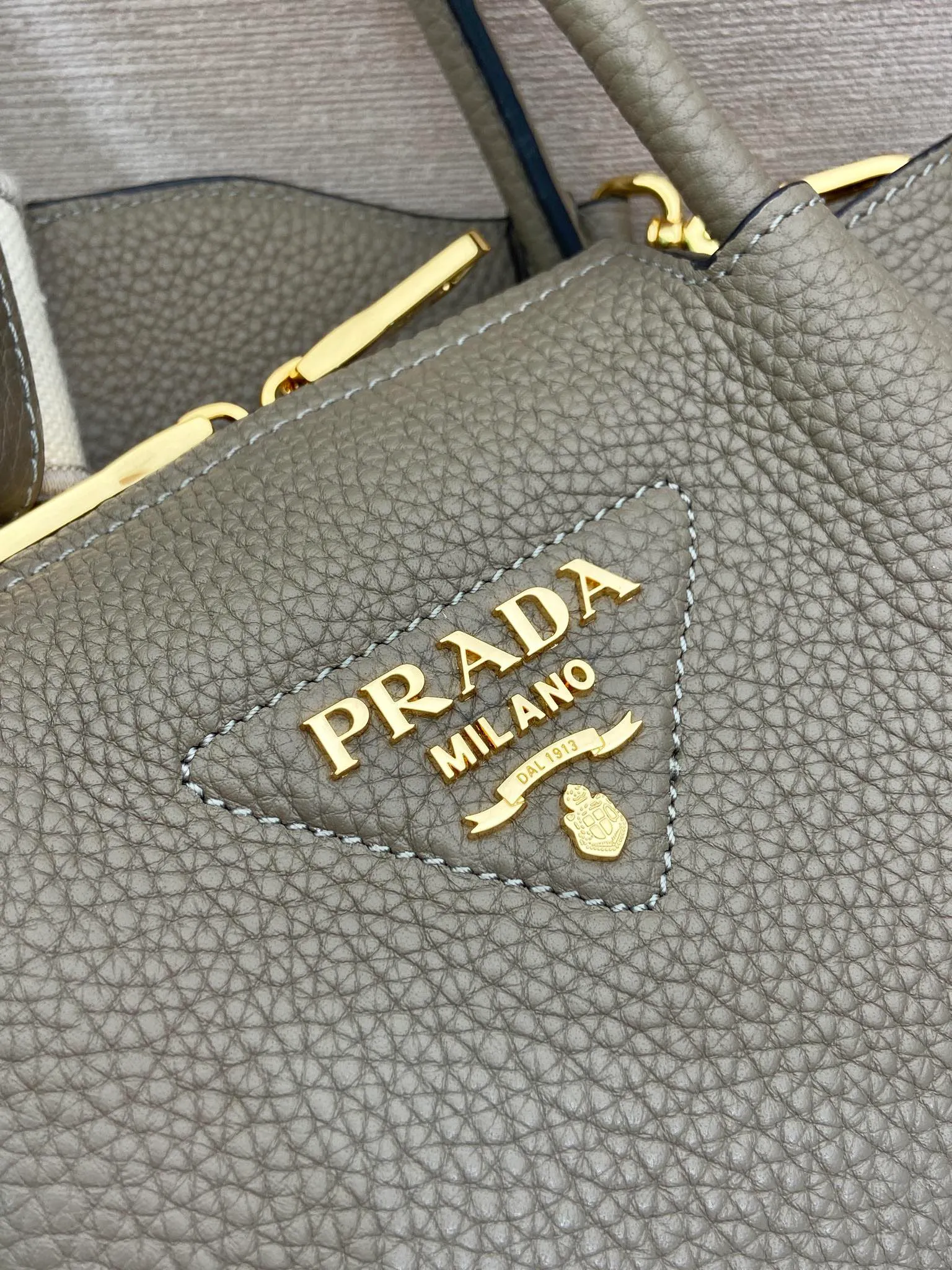 💰1760🎉New arrival🎉1BA362 mini size🎉🎉 This contemporary fine leather handbag displays natural texture and is designed with reverse stitching to create a soft and round shape. It is small in size and can be carried by hand. It is equipped with 2 interchangeable long shoulder straps, making it versatile and elegant. The upper body effect is nice and cute😘, babies, hurry up and get it🎉🎉 Length 19.5x height 18x ​​bottom 9cm🎉🎉🎉💰💰💰