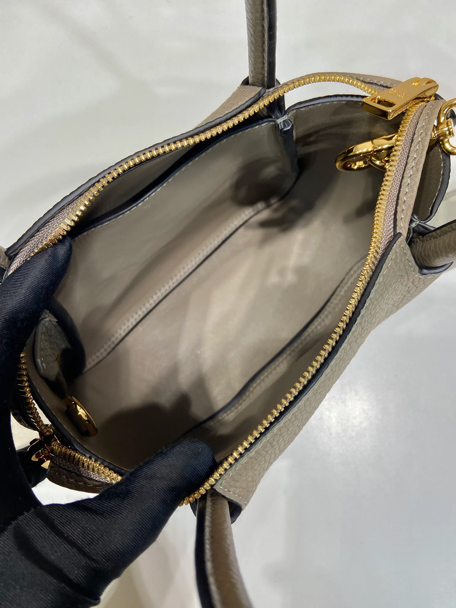 💰1760🎉New arrival🎉1BA362 mini size🎉🎉 This contemporary fine leather handbag displays natural texture and is designed with reverse stitching to create a soft and round shape. It is small in size and can be carried by hand. It is equipped with 2 interchangeable long shoulder straps, making it versatile and elegant. The upper body effect is nice and cute😘, babies, hurry up and get it🎉🎉 Length 19.5x height 18x ​​bottom 9cm🎉🎉🎉💰💰💰
