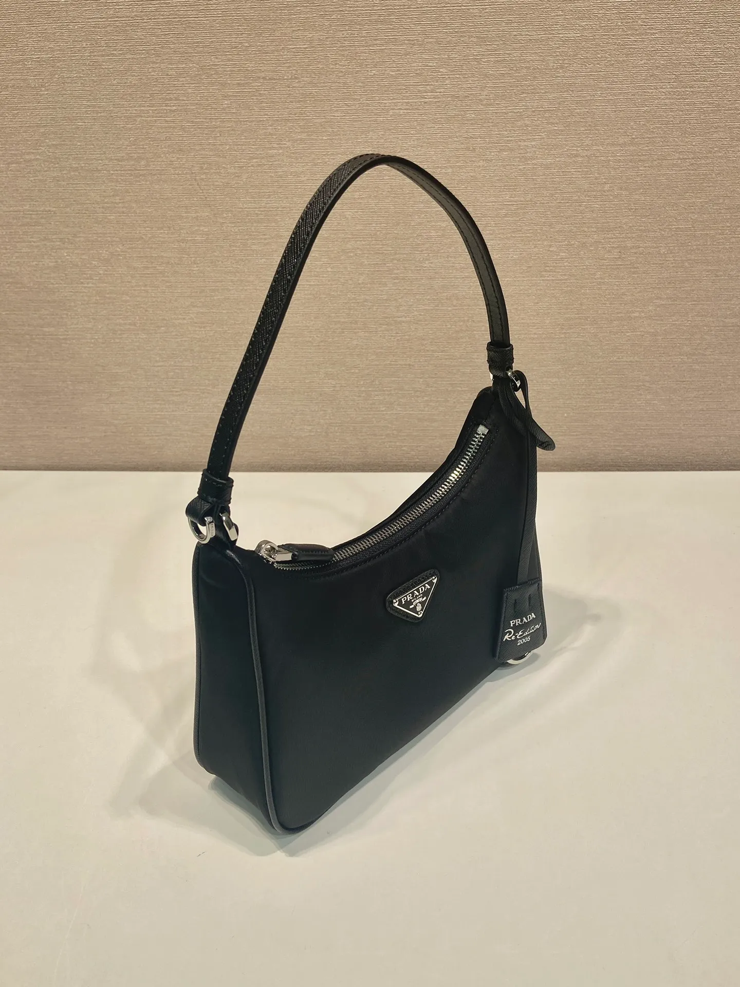 💰760🎉Upgraded version of Hobo🎉1N204M white hardware🎉🎉 This Re-Edition 2005 handbag combines versatile design and classic details. Made from recycled nylon with elegant gold-plated hardware. The inner bag has a zipper closure and a leather handle. It can be carried by hand or carried on the shoulder. It is super easy to use and will never go out of style. 🎉🎉 Length 22x Height 18x ​​Bottom 6.5cm🎉🎉🎉👏👏👏