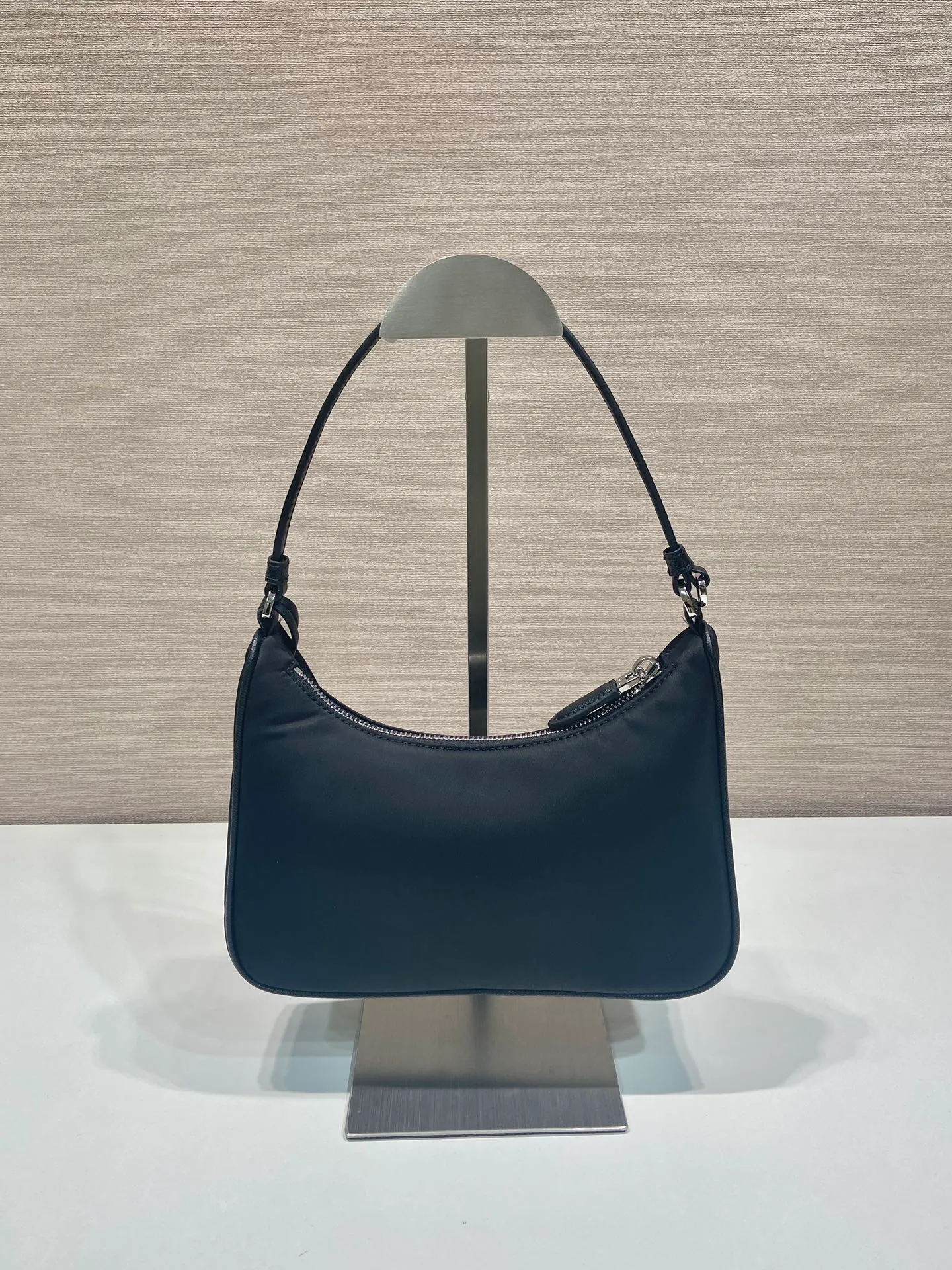 💰760🎉Upgraded version of Hobo🎉1N204M white hardware🎉🎉 This Re-Edition 2005 handbag combines versatile design and classic details. Made from recycled nylon with elegant gold-plated hardware. The inner bag has a zipper closure and a leather handle. It can be carried by hand or carried on the shoulder. It is super easy to use and will never go out of style. 🎉🎉 Length 22x Height 18x ​​Bottom 6.5cm🎉🎉🎉👏👏👏