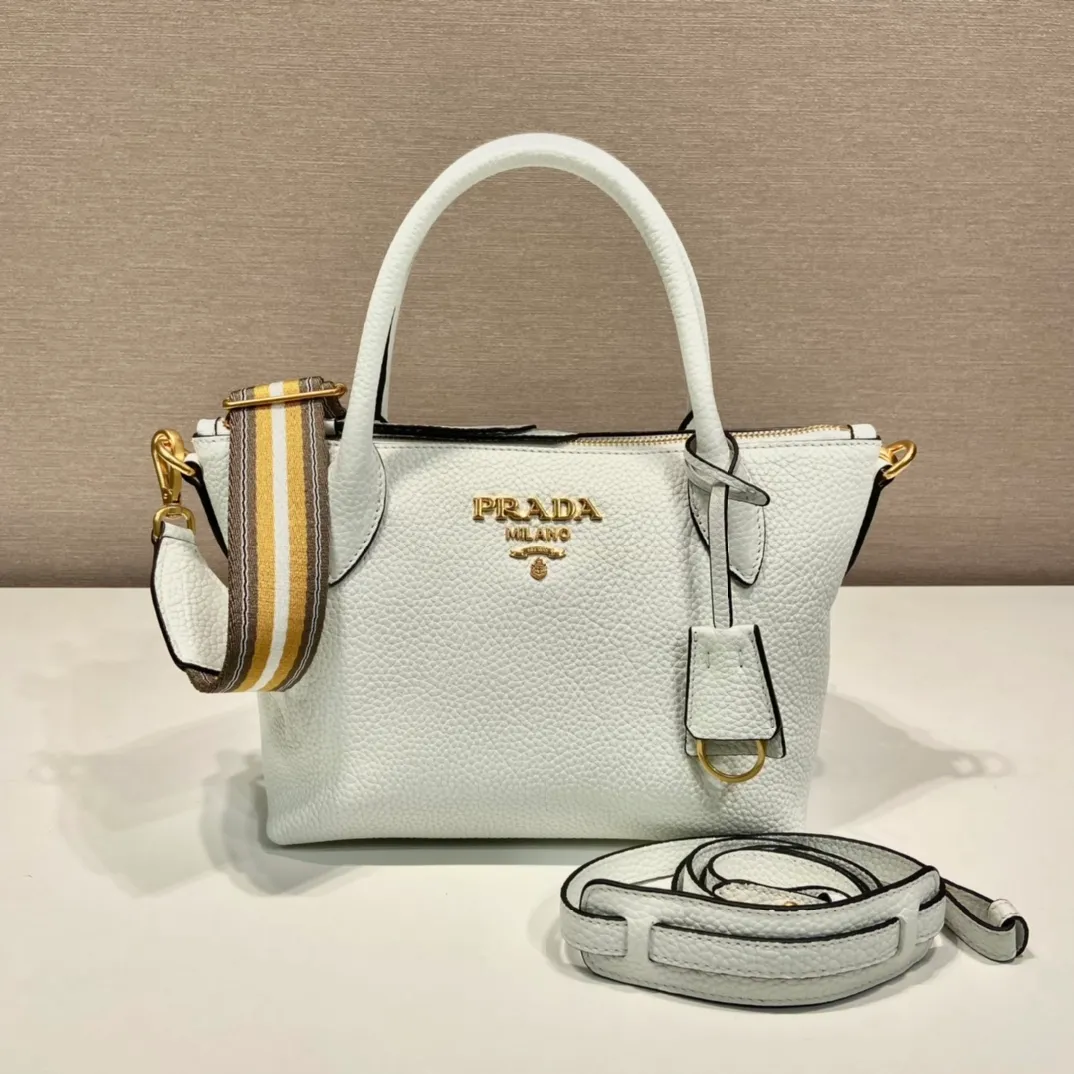 💰1600🎉New double shoulder straps🎉1BA111 double shoulder straps🎉 This double shoulder strap is made of imported deerskin grain cowhide and equipped with two interchangeable and adjustable long shoulder straps. The fabric webbing is matched with cowhide, it can be carried on the hand/shoulder, it is perfect😘, versatile for mixing and matching different clothes on different occasions😘, large capacity, many compartments, super soft to the touch🎉Hurry up and get it🎉Length 24xH19 bottom 12cm🎉🎉🎉👏👏👏