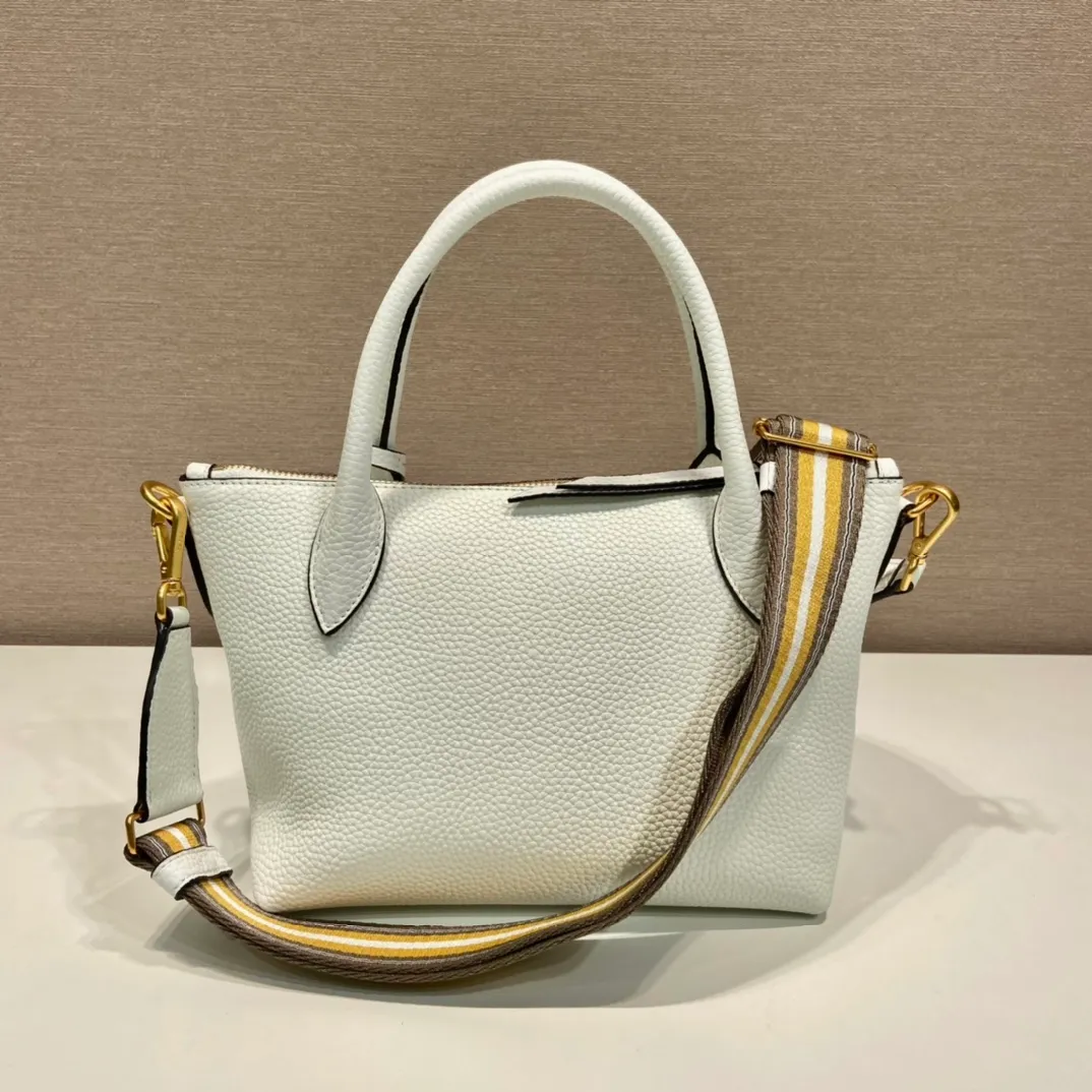 💰1600🎉New double shoulder straps🎉1BA111 double shoulder straps🎉 This double shoulder strap is made of imported deerskin grain cowhide and equipped with two interchangeable and adjustable long shoulder straps. The fabric webbing is matched with cowhide, it can be carried on the hand/shoulder, it is perfect😘, versatile for mixing and matching different clothes on different occasions😘, large capacity, many compartments, super soft to the touch🎉Hurry up and get it🎉Length 24xH19 bottom 12cm🎉🎉🎉👏👏👏