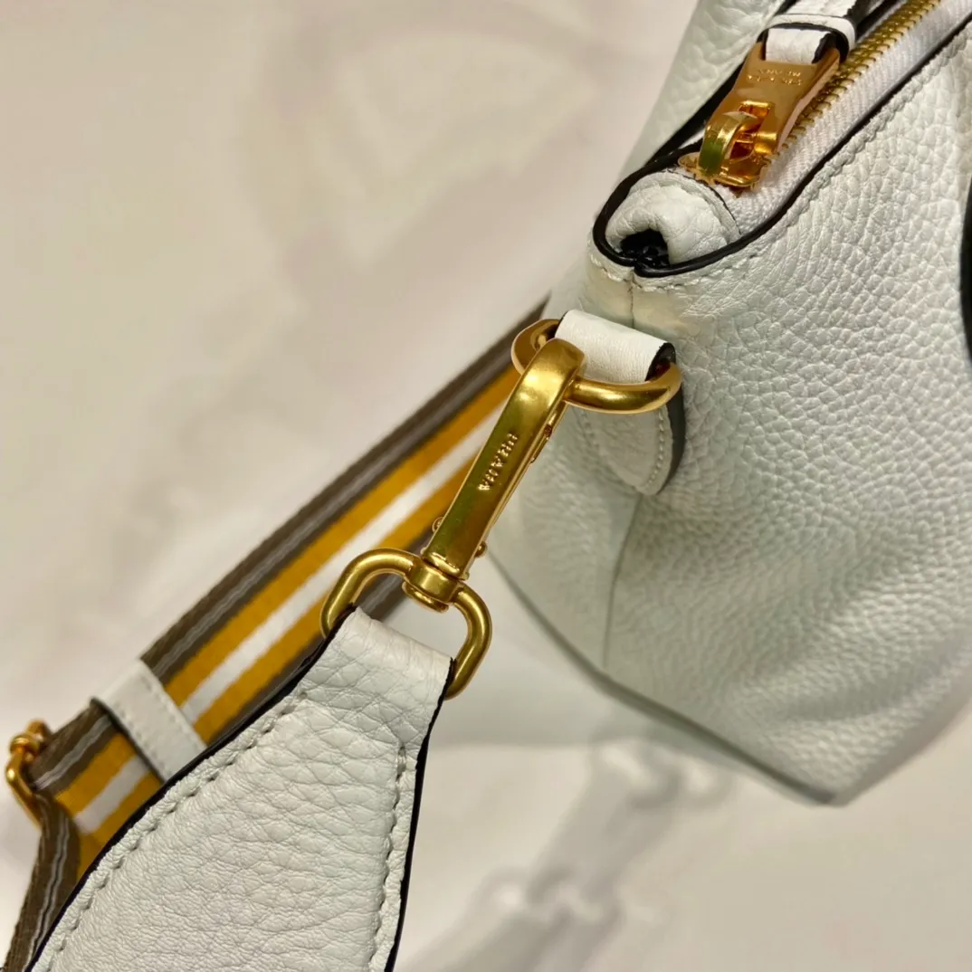 💰1600🎉New double shoulder straps🎉1BA111 double shoulder straps🎉 This double shoulder strap is made of imported deerskin grain cowhide and equipped with two interchangeable and adjustable long shoulder straps. The fabric webbing is matched with cowhide, it can be carried on the hand/shoulder, it is perfect😘, versatile for mixing and matching different clothes on different occasions😘, large capacity, many compartments, super soft to the touch🎉Hurry up and get it🎉Length 24xH19 bottom 12cm🎉🎉🎉👏👏👏