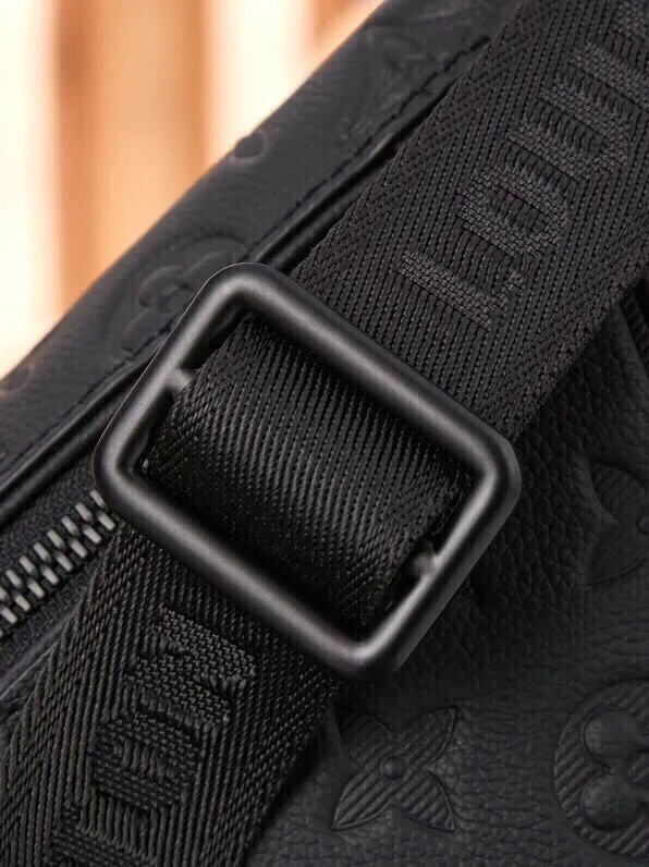 P¥900👉nfc dynamic chip version👈【Top inspection-free pure steel hardware】M46036 This Discovery waist bag is made of soft Monogram Shadow embossed cow leather, conveying a casual personality with retro touches. Front and rear zippered pockets provide easy access to your phone, keys and cards, and the adjustable waistband allows for shoulder or cross-body wear. Detailed features44 x 15 x 9 cm (length x height x width)