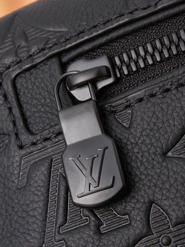 P¥900👉nfc dynamic chip version👈【Top inspection-free pure steel hardware】M46036 This Discovery waist bag is made of soft Monogram Shadow embossed cow leather, conveying a casual personality with retro touches. Front and rear zippered pockets provide easy access to your phone, keys and cards, and the adjustable waistband allows for shoulder or cross-body wear. Detailed features44 x 15 x 9 cm (length x height x width)