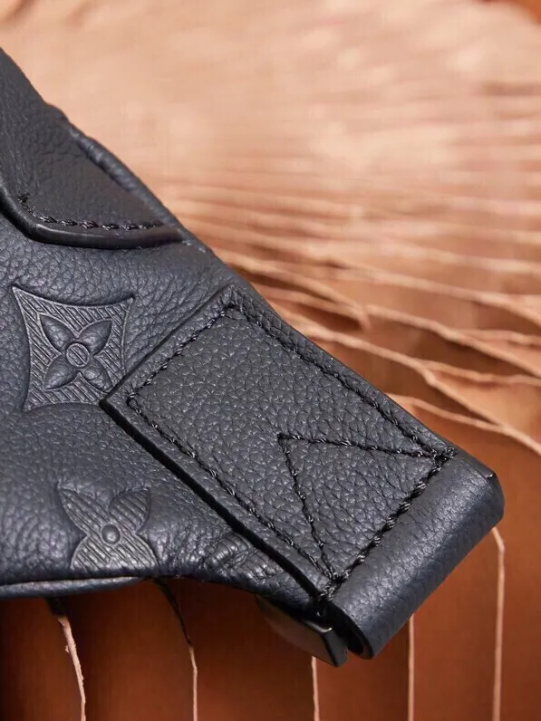 P¥900👉nfc dynamic chip version👈【Top inspection-free pure steel hardware】M46036 This Discovery waist bag is made of soft Monogram Shadow embossed cow leather, conveying a casual personality with retro touches. Front and rear zippered pockets provide easy access to your phone, keys and cards, and the adjustable waistband allows for shoulder or cross-body wear. Detailed features44 x 15 x 9 cm (length x height x width)