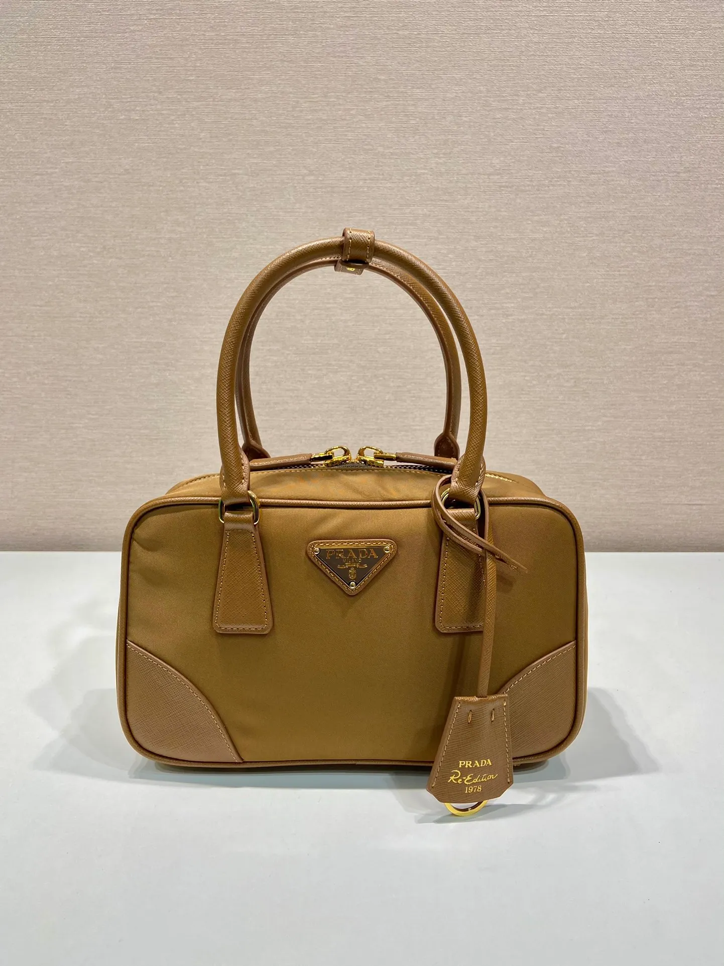 💰1360🎉New second-hand bag🎉1BB121 small🎉🎉 This double handle handbag is made of regenerated nylon, incorporating unique style elements and exquisite Saffiano leather details, completely subverting people's traditional perception of luxury goods. Practical design embellishments and exquisite details add a unique charm. Large capacity, practical and elegant👏Another popular style that will never go out of style🎉🎉 Length 25 height 14.5x bottom 7.5cm👏👏👏🎉🎉🎉