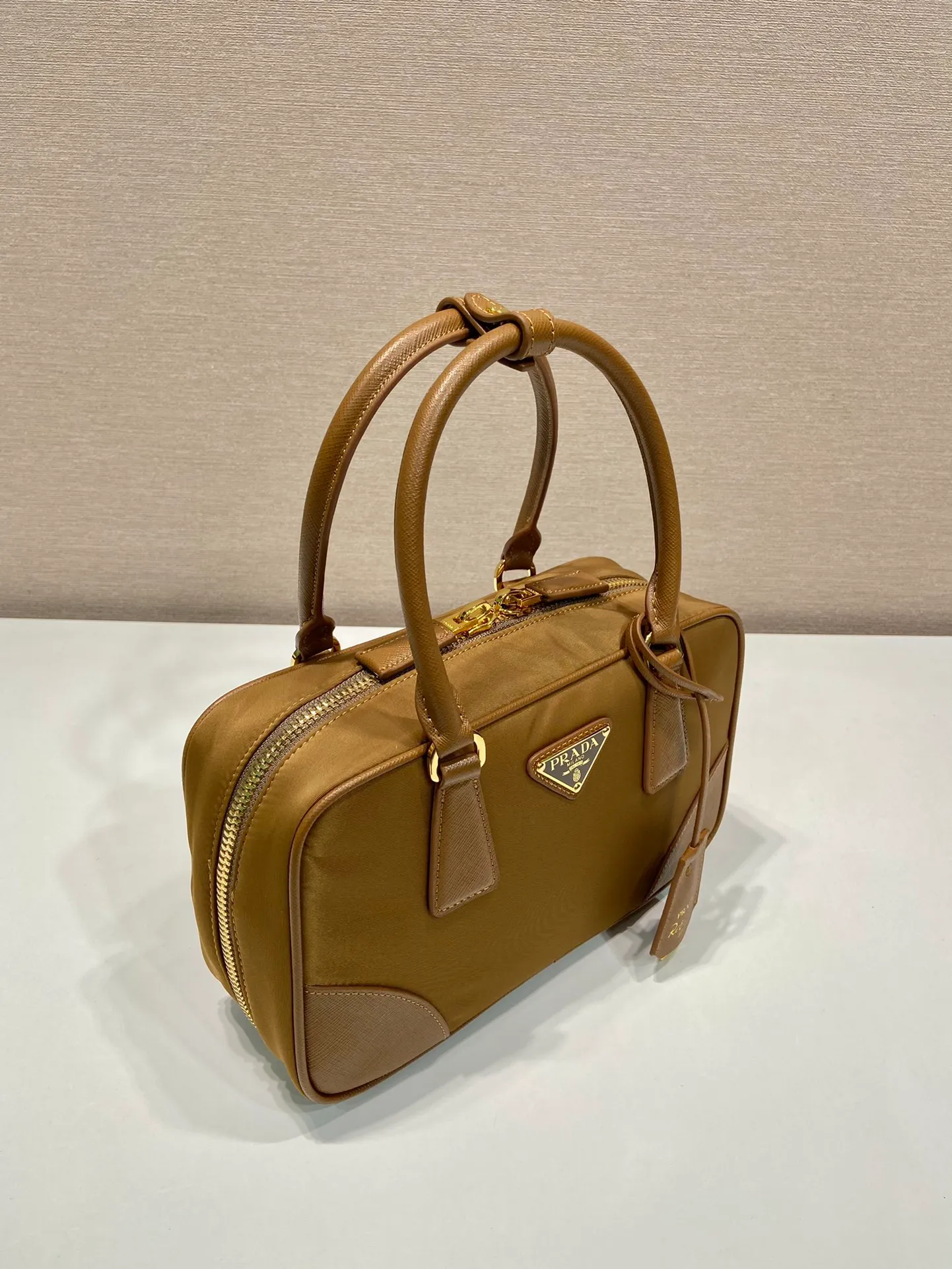 💰1360🎉New second-hand bag🎉1BB121 small🎉🎉 This double handle handbag is made of regenerated nylon, incorporating unique style elements and exquisite Saffiano leather details, completely subverting people's traditional perception of luxury goods. Practical design embellishments and exquisite details add a unique charm. Large capacity, practical and elegant👏Another popular style that will never go out of style🎉🎉 Length 25 height 14.5x bottom 7.5cm👏👏👏🎉🎉🎉