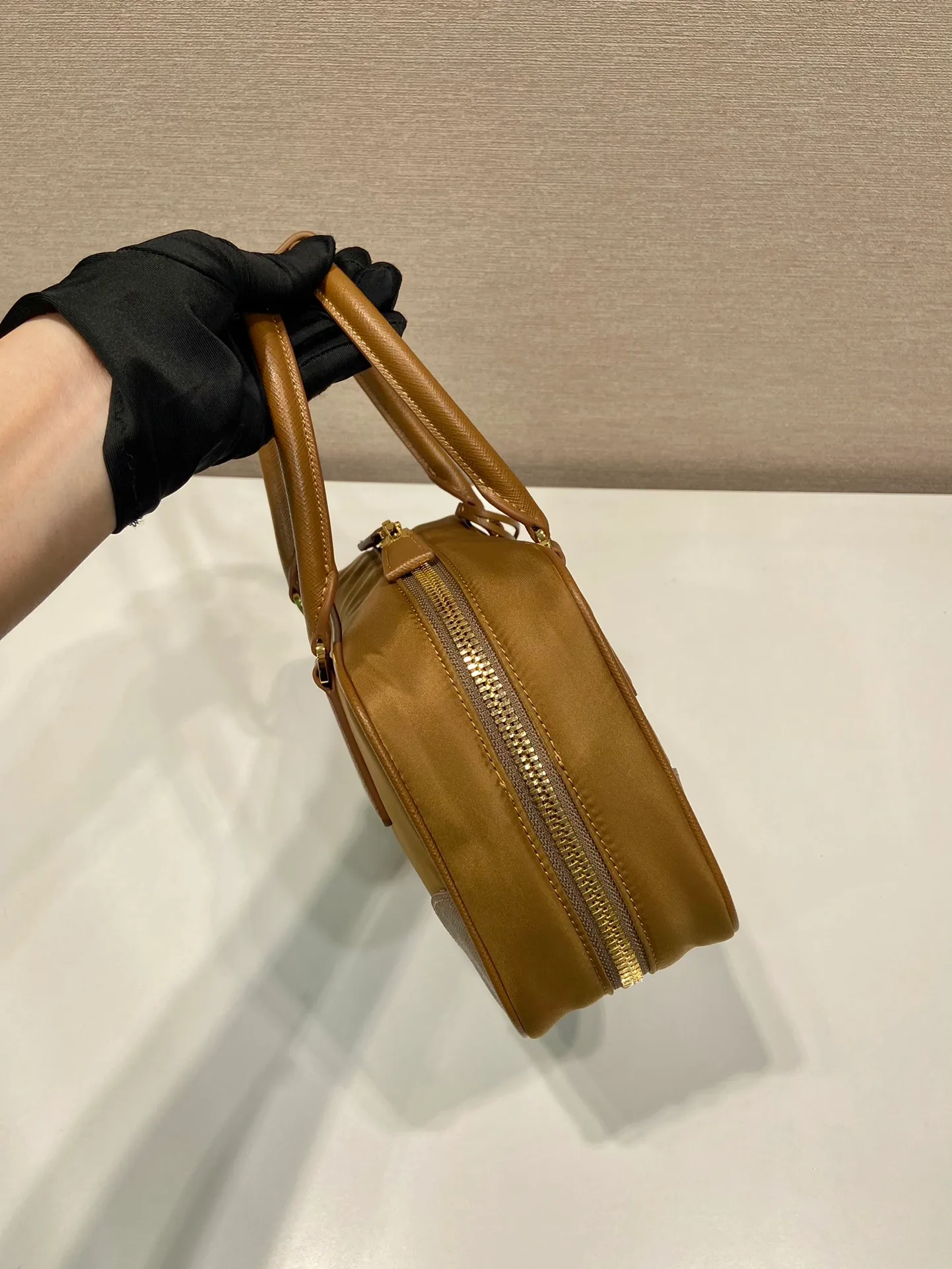 💰1360🎉New second-hand bag🎉1BB121 small🎉🎉 This double handle handbag is made of regenerated nylon, incorporating unique style elements and exquisite Saffiano leather details, completely subverting people's traditional perception of luxury goods. Practical design embellishments and exquisite details add a unique charm. Large capacity, practical and elegant👏Another popular style that will never go out of style🎉🎉 Length 25 height 14.5x bottom 7.5cm👏👏👏🎉🎉🎉