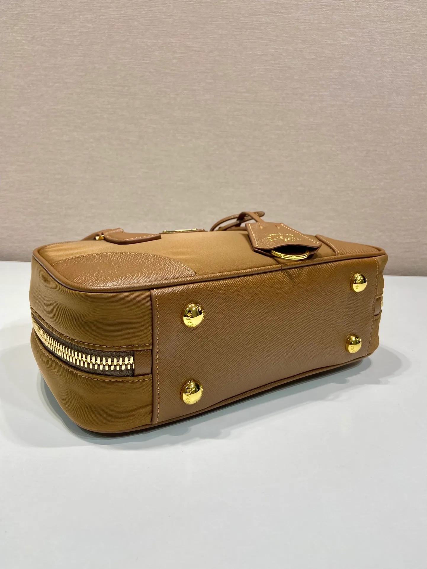 💰1360🎉New second-hand bag🎉1BB121 small🎉🎉 This double handle handbag is made of regenerated nylon, incorporating unique style elements and exquisite Saffiano leather details, completely subverting people's traditional perception of luxury goods. Practical design embellishments and exquisite details add a unique charm. Large capacity, practical and elegant👏Another popular style that will never go out of style🎉🎉 Length 25 height 14.5x bottom 7.5cm👏👏👏🎉🎉🎉