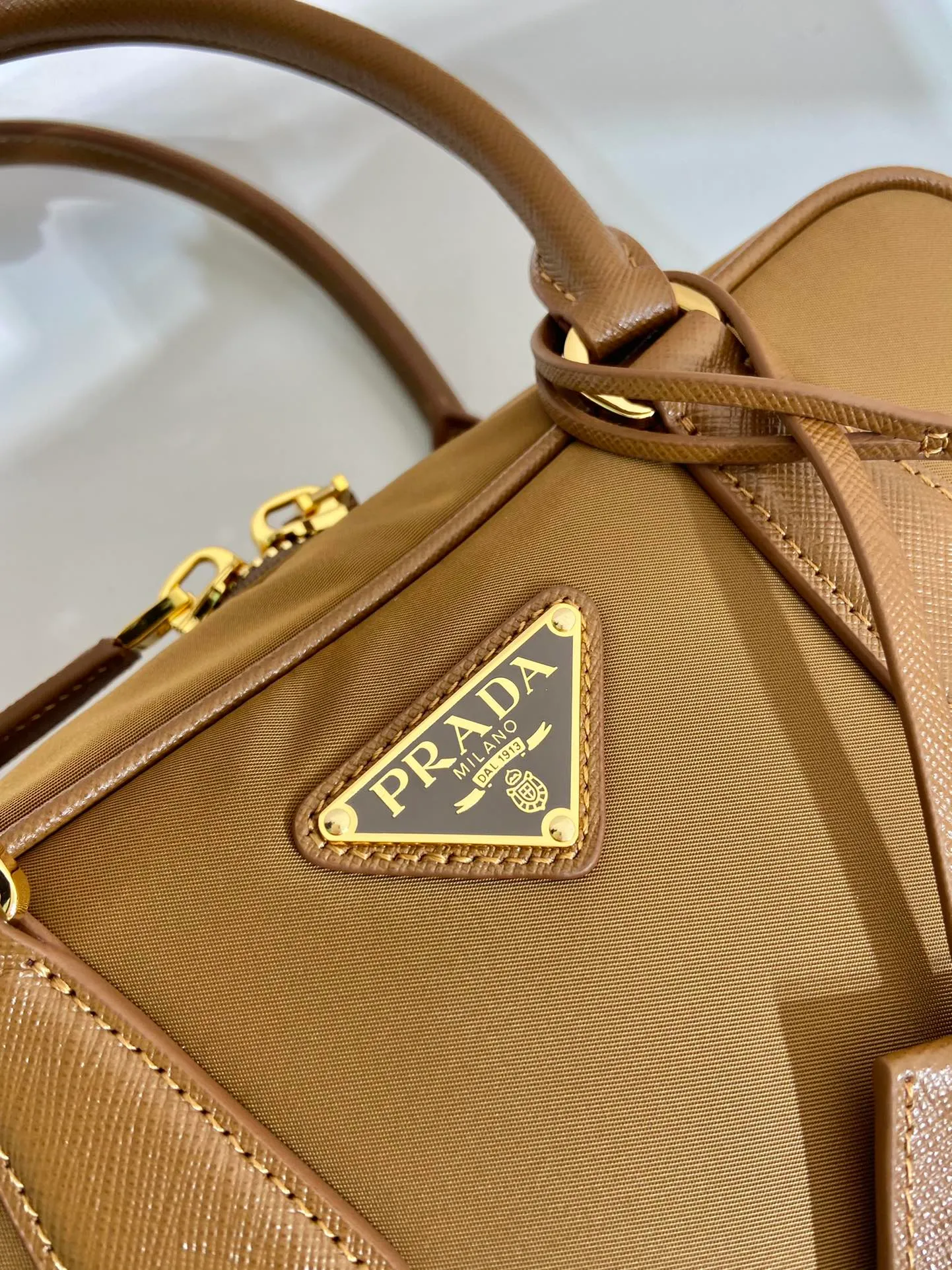 💰1360🎉New second-hand bag🎉1BB121 small🎉🎉 This double handle handbag is made of regenerated nylon, incorporating unique style elements and exquisite Saffiano leather details, completely subverting people's traditional perception of luxury goods. Practical design embellishments and exquisite details add a unique charm. Large capacity, practical and elegant👏Another popular style that will never go out of style🎉🎉 Length 25 height 14.5x bottom 7.5cm👏👏👏🎉🎉🎉