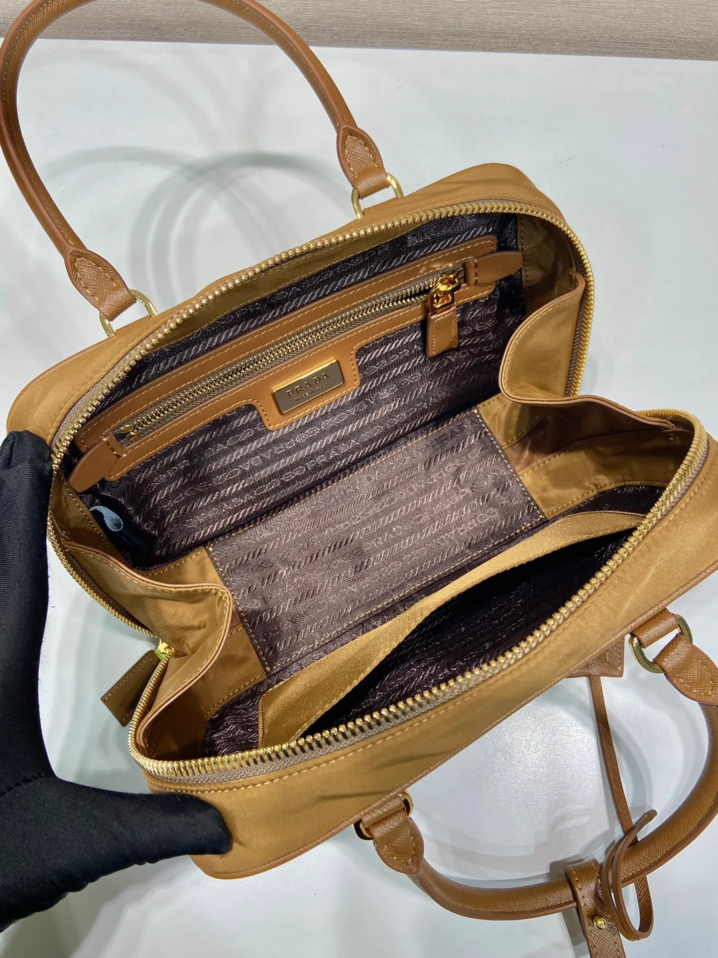 💰1360🎉New second-hand bag🎉1BB121 small🎉🎉 This double handle handbag is made of regenerated nylon, incorporating unique style elements and exquisite Saffiano leather details, completely subverting people's traditional perception of luxury goods. Practical design embellishments and exquisite details add a unique charm. Large capacity, practical and elegant👏Another popular style that will never go out of style🎉🎉 Length 25 height 14.5x bottom 7.5cm👏👏👏🎉🎉🎉