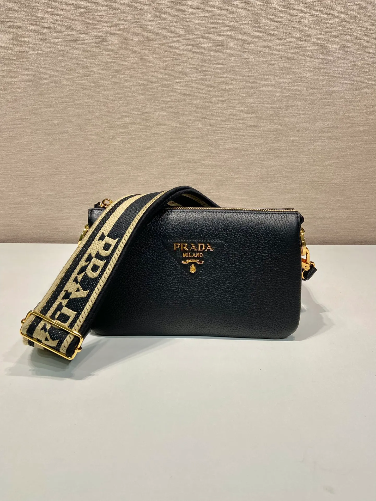 💰1640🎉New style🎉1BH194🎉Three-layer bag🎉 This single shoulder strap is made of imported deerskin grain cowhide, with a long fabric shoulder strap and adjustable design. The shape composed of 3 small bags is so perfect😘, with many compartments, it can be matched with any kind of clothing😘, it has large capacity and feels super soft🎉Hurry up and get it🎉 Length 23x Height 14x Bottom 6.5cm