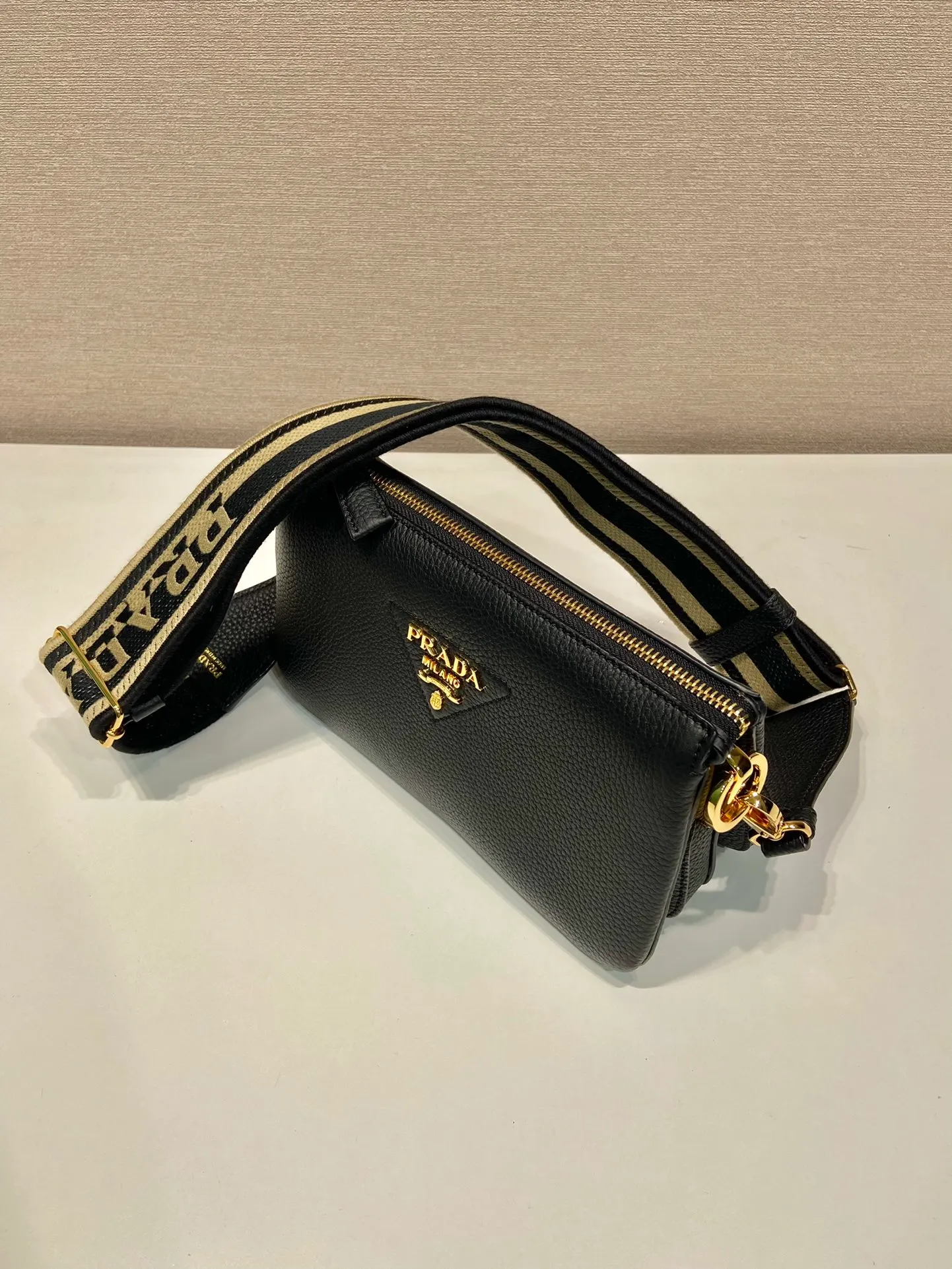 💰1640🎉New style🎉1BH194🎉Three-layer bag🎉 This single shoulder strap is made of imported deerskin grain cowhide, with a long fabric shoulder strap and adjustable design. The shape composed of 3 small bags is so perfect😘, with many compartments, it can be matched with any kind of clothing😘, it has large capacity and feels super soft🎉Hurry up and get it🎉 Length 23x Height 14x Bottom 6.5cm