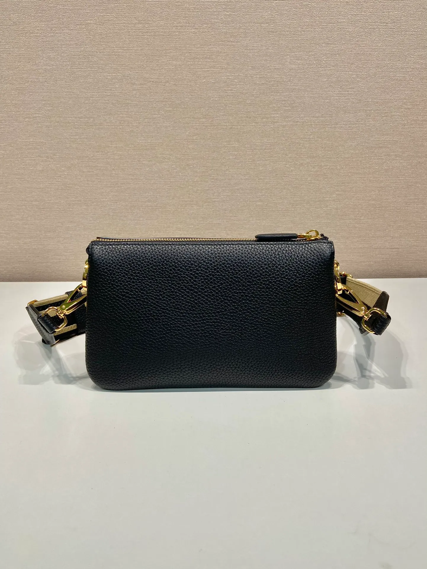 💰1640🎉New style🎉1BH194🎉Three-layer bag🎉 This single shoulder strap is made of imported deerskin grain cowhide, with a long fabric shoulder strap and adjustable design. The shape composed of 3 small bags is so perfect😘, with many compartments, it can be matched with any kind of clothing😘, it has large capacity and feels super soft🎉Hurry up and get it🎉 Length 23x Height 14x Bottom 6.5cm