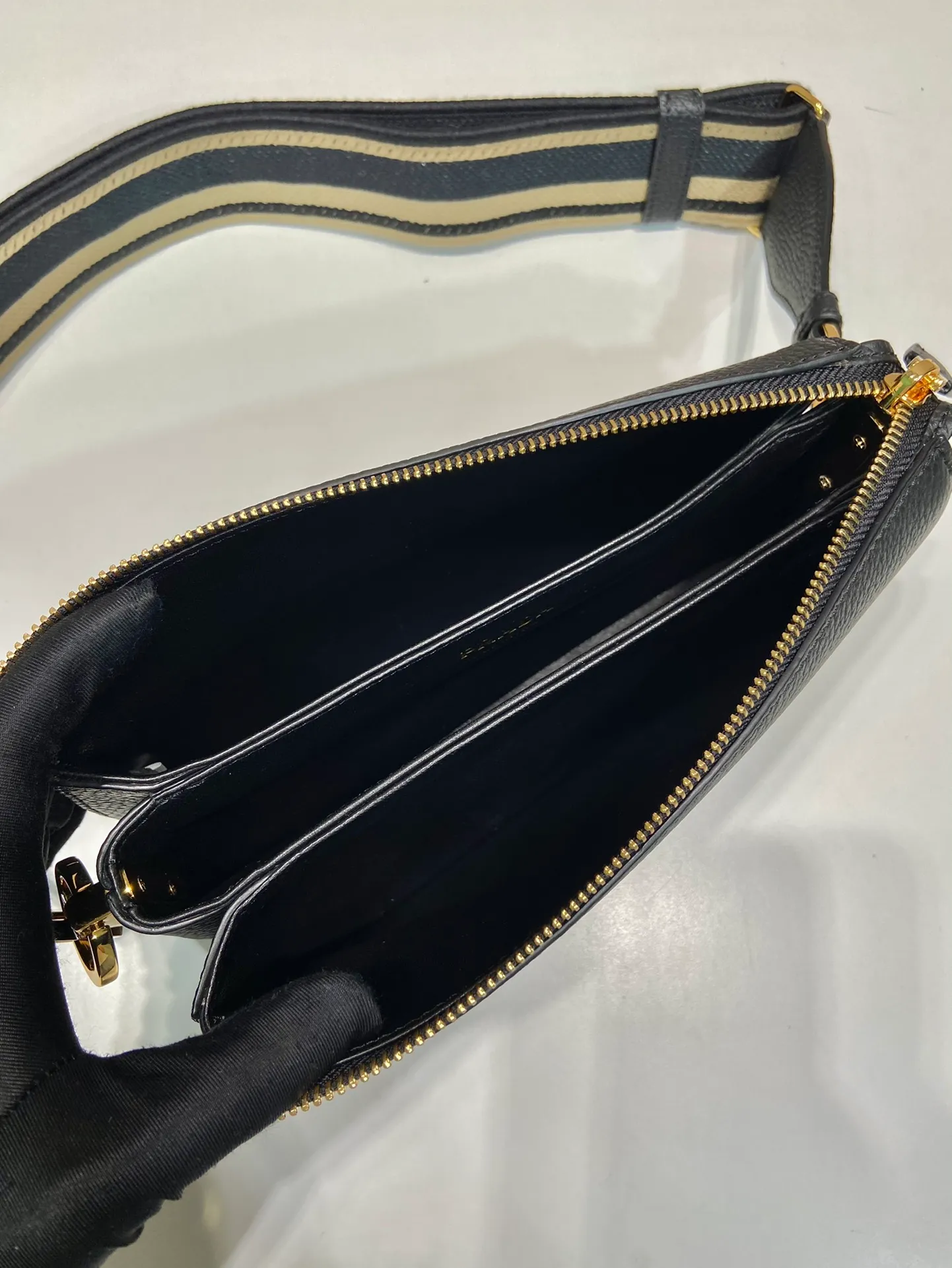 💰1640🎉New style🎉1BH194🎉Three-layer bag🎉 This single shoulder strap is made of imported deerskin grain cowhide, with a long fabric shoulder strap and adjustable design. The shape composed of 3 small bags is so perfect😘, with many compartments, it can be matched with any kind of clothing😘, it has large capacity and feels super soft🎉Hurry up and get it🎉 Length 23x Height 14x Bottom 6.5cm