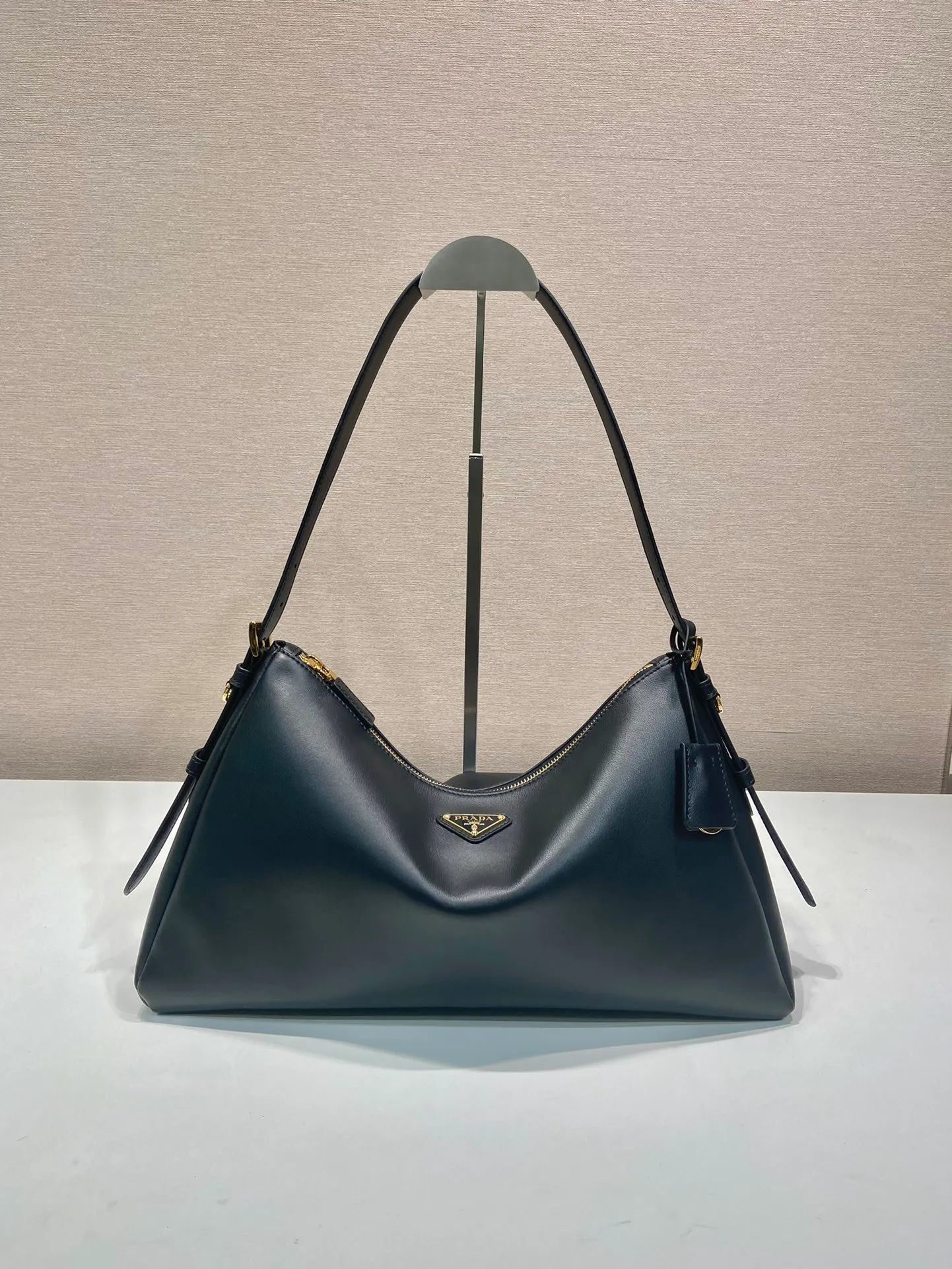 💰1760🎉New Aimee Underarm Bag🎉1BC228🎉🎉This leather Hobo underarm bag has a simple design and is made of imported calfskin. It has a metal triangular enamel logo on the front and is equipped with a detachable leather shoulder strap. The leather is fine and soft, practical, lightweight, and has a large capacity. ﻿﻿﻿High-end and versatile, another fashion hit. Hurry up and get it, it’s so beautiful👏👏 Length 39x height 24x bottom 12cm