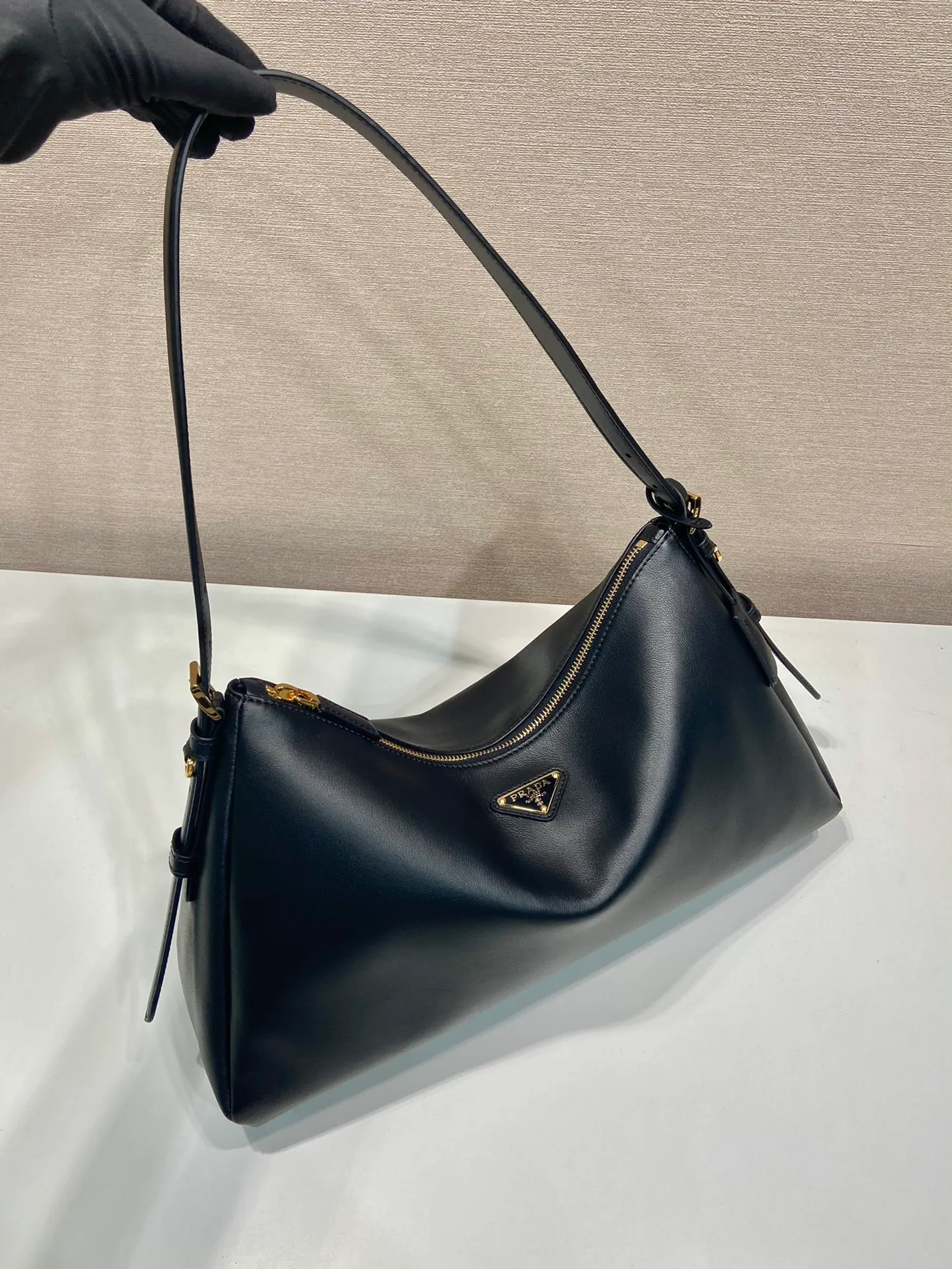 💰1760🎉New Aimee Underarm Bag🎉1BC228🎉🎉This leather Hobo underarm bag has a simple design and is made of imported calfskin. It has a metal triangular enamel logo on the front and is equipped with a detachable leather shoulder strap. The leather is fine and soft, practical, lightweight, and has a large capacity. ﻿﻿﻿High-end and versatile, another fashion hit. Hurry up and get it, it’s so beautiful👏👏 Length 39x height 24x bottom 12cm