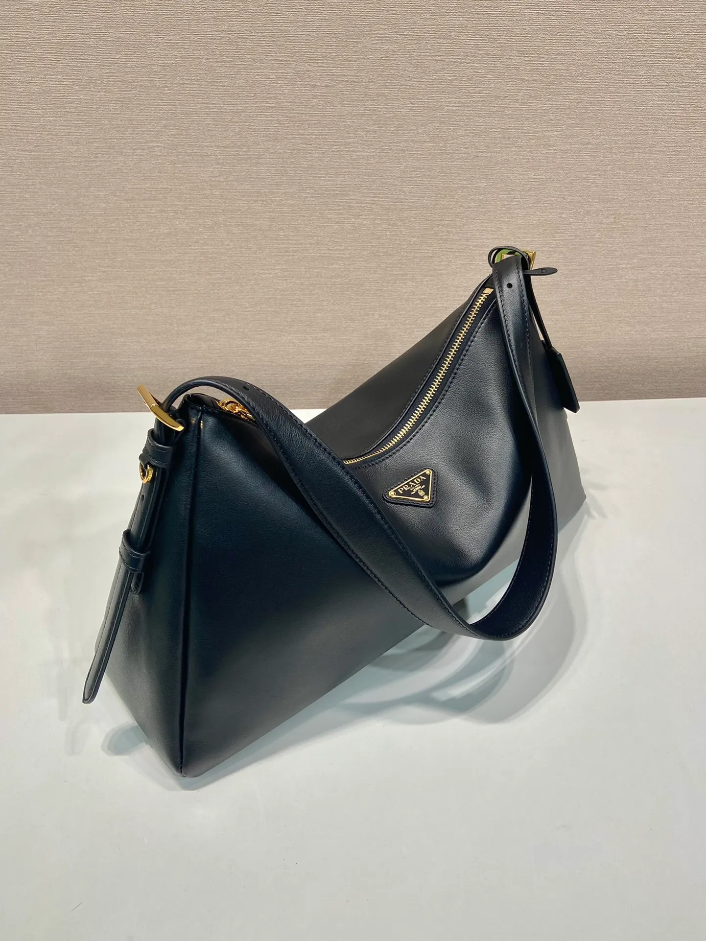 💰1760🎉New Aimee Underarm Bag🎉1BC228🎉🎉This leather Hobo underarm bag has a simple design and is made of imported calfskin. It has a metal triangular enamel logo on the front and is equipped with a detachable leather shoulder strap. The leather is fine and soft, practical, lightweight, and has a large capacity. ﻿﻿﻿High-end and versatile, another fashion hit. Hurry up and get it, it’s so beautiful👏👏 Length 39x height 24x bottom 12cm