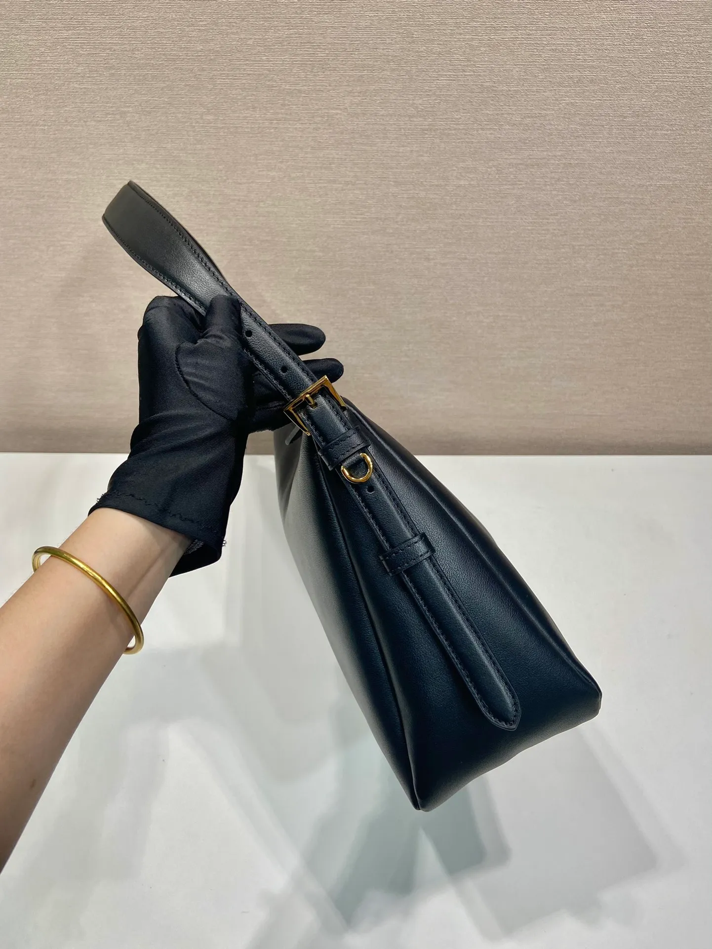 💰1760🎉New Aimee Underarm Bag🎉1BC228🎉🎉This leather Hobo underarm bag has a simple design and is made of imported calfskin. It has a metal triangular enamel logo on the front and is equipped with a detachable leather shoulder strap. The leather is fine and soft, practical, lightweight, and has a large capacity. ﻿﻿﻿High-end and versatile, another fashion hit. Hurry up and get it, it’s so beautiful👏👏 Length 39x height 24x bottom 12cm