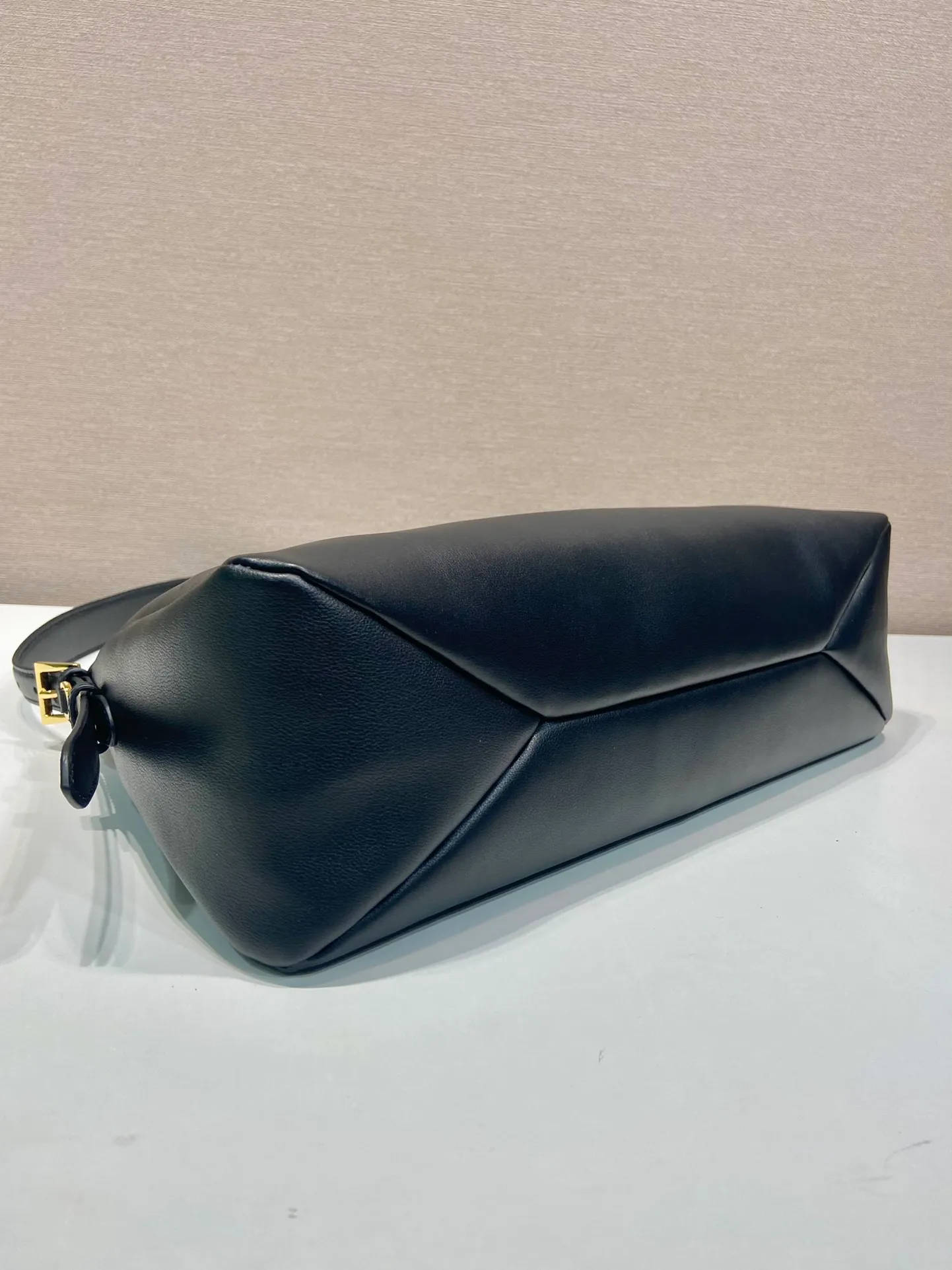 💰1760🎉New Aimee Underarm Bag🎉1BC228🎉🎉This leather Hobo underarm bag has a simple design and is made of imported calfskin. It has a metal triangular enamel logo on the front and is equipped with a detachable leather shoulder strap. The leather is fine and soft, practical, lightweight, and has a large capacity. ﻿﻿﻿High-end and versatile, another fashion hit. Hurry up and get it, it’s so beautiful👏👏 Length 39x height 24x bottom 12cm