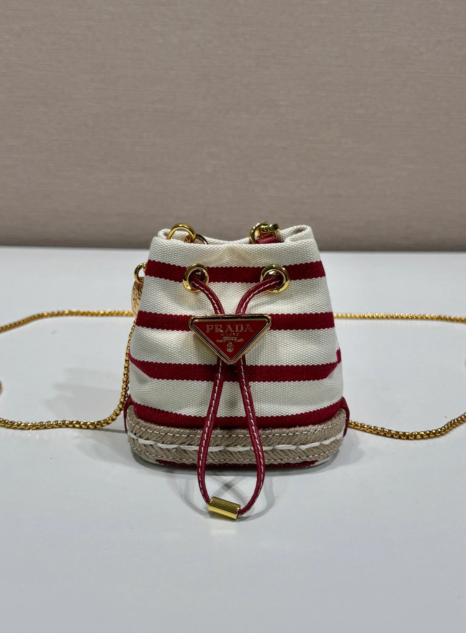 💰780🎉Mini bucket🎉1NR016 striped style🎉🎉 This mini bag is a new interpretation of classic nautical style elements, presenting an elegant summer texture and exquisite details. Made of striped fabric, the design at the bottom is inspired by espadrilles, with leather drawstrings and delicate removable shoulder straps. It’s so cute😘It’s cute and cool, don’t you feel excited?😘😘A must-have for summer, beauties, hurry up and get it. Another one that will always be popular🎉🎉length 9x height 9.5x bottom 6cm🎉🎉🎉💰💰💰