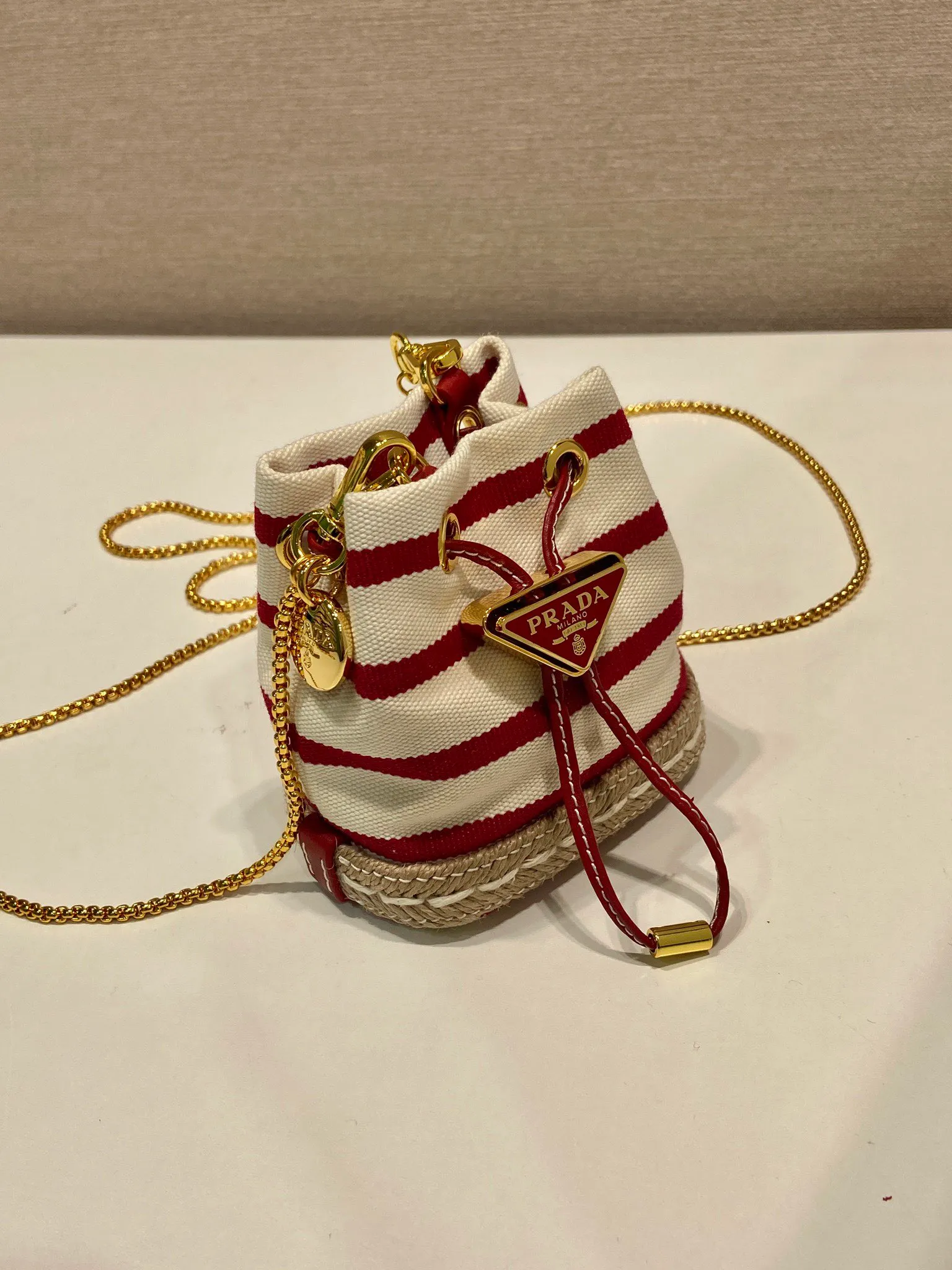 💰780🎉Mini bucket🎉1NR016 striped style🎉🎉 This mini bag is a new interpretation of classic nautical style elements, presenting an elegant summer texture and exquisite details. Made of striped fabric, the design at the bottom is inspired by espadrilles, with leather drawstrings and delicate removable shoulder straps. It’s so cute😘It’s cute and cool, don’t you feel excited?😘😘A must-have for summer, beauties, hurry up and get it. Another one that will always be popular🎉🎉length 9x height 9.5x bottom 6cm🎉🎉🎉💰💰💰