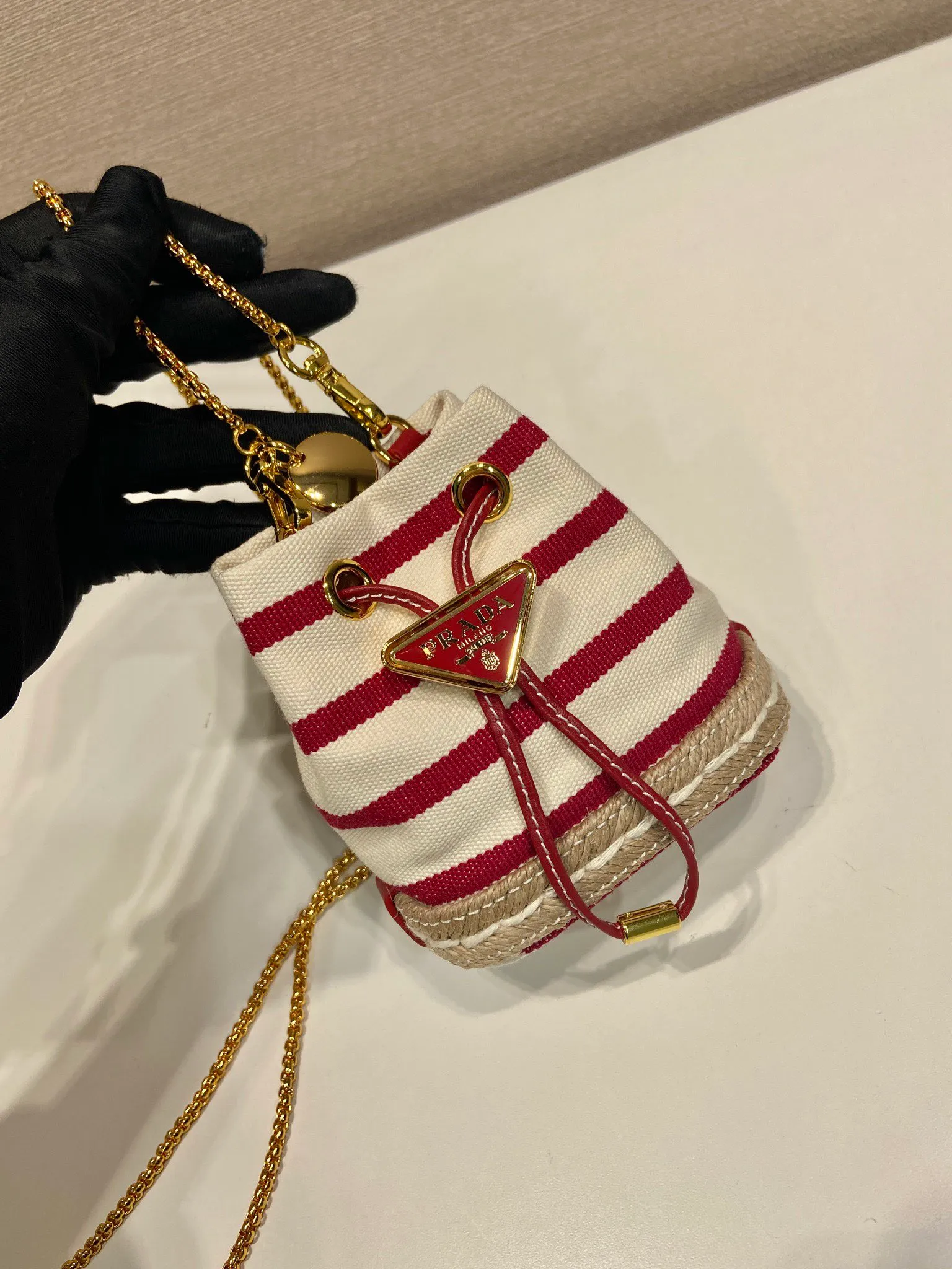 💰780🎉Mini bucket🎉1NR016 striped style🎉🎉 This mini bag is a new interpretation of classic nautical style elements, presenting an elegant summer texture and exquisite details. Made of striped fabric, the design at the bottom is inspired by espadrilles, with leather drawstrings and delicate removable shoulder straps. It’s so cute😘It’s cute and cool, don’t you feel excited?😘😘A must-have for summer, beauties, hurry up and get it. Another one that will always be popular🎉🎉length 9x height 9.5x bottom 6cm🎉🎉🎉💰💰💰