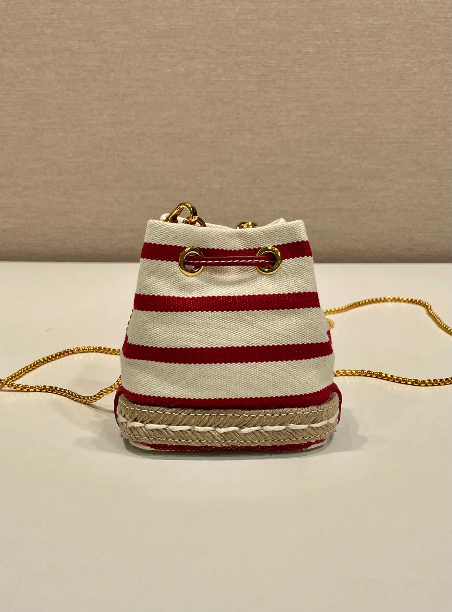 💰780🎉Mini bucket🎉1NR016 striped style🎉🎉 This mini bag is a new interpretation of classic nautical style elements, presenting an elegant summer texture and exquisite details. Made of striped fabric, the design at the bottom is inspired by espadrilles, with leather drawstrings and delicate removable shoulder straps. It’s so cute😘It’s cute and cool, don’t you feel excited?😘😘A must-have for summer, beauties, hurry up and get it. Another one that will always be popular🎉🎉length 9x height 9.5x bottom 6cm🎉🎉🎉💰💰💰