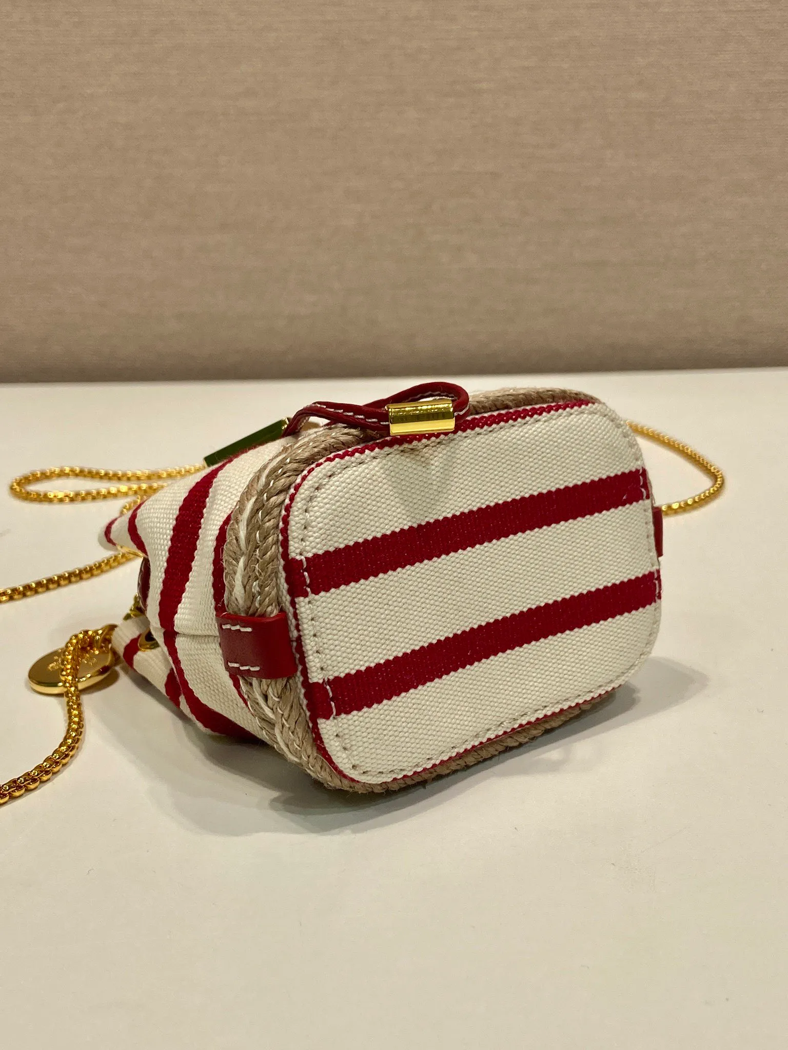 💰780🎉Mini bucket🎉1NR016 striped style🎉🎉 This mini bag is a new interpretation of classic nautical style elements, presenting an elegant summer texture and exquisite details. Made of striped fabric, the design at the bottom is inspired by espadrilles, with leather drawstrings and delicate removable shoulder straps. It’s so cute😘It’s cute and cool, don’t you feel excited?😘😘A must-have for summer, beauties, hurry up and get it. Another one that will always be popular🎉🎉length 9x height 9.5x bottom 6cm🎉🎉🎉💰💰💰