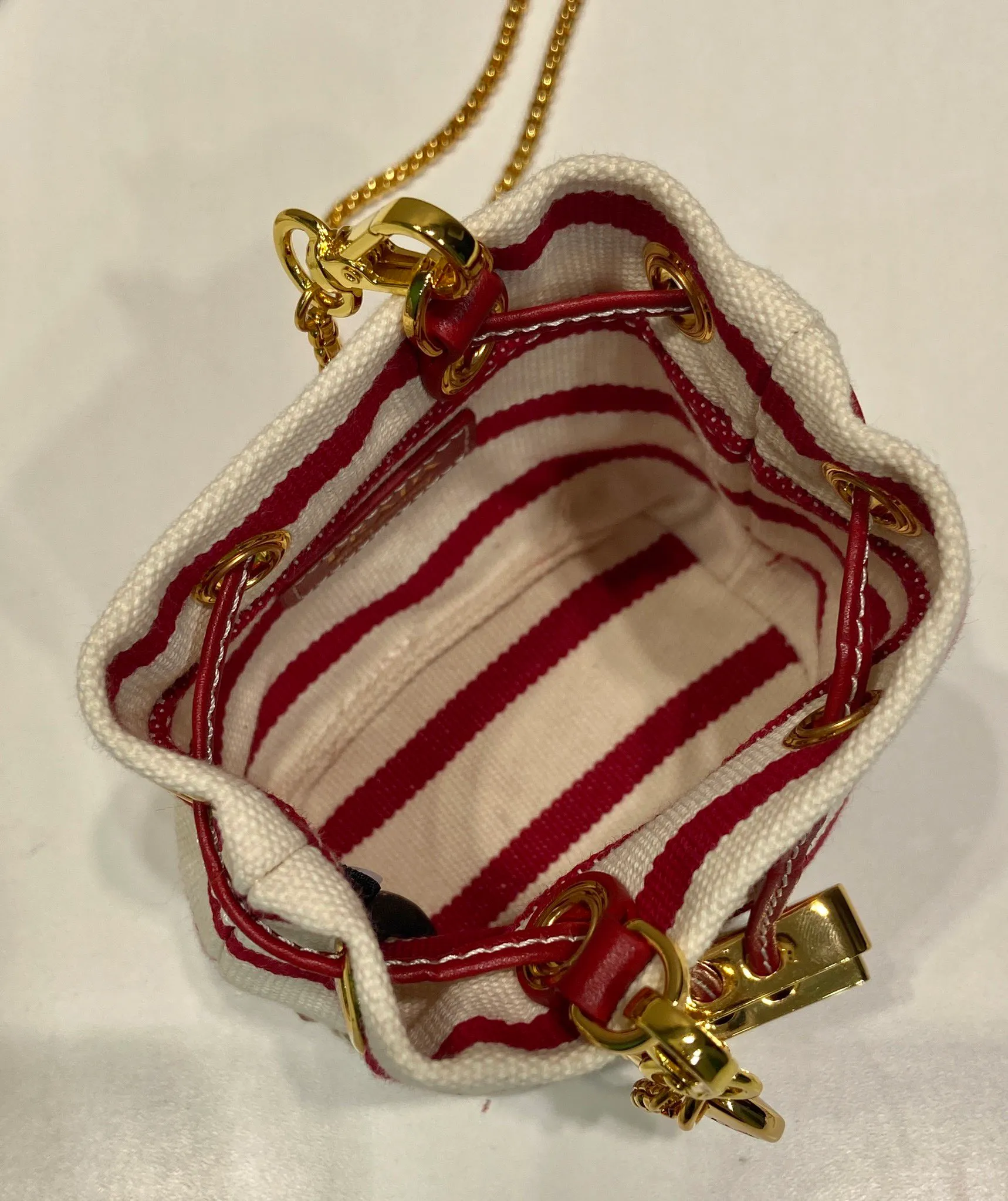 💰780🎉Mini bucket🎉1NR016 striped style🎉🎉 This mini bag is a new interpretation of classic nautical style elements, presenting an elegant summer texture and exquisite details. Made of striped fabric, the design at the bottom is inspired by espadrilles, with leather drawstrings and delicate removable shoulder straps. It’s so cute😘It’s cute and cool, don’t you feel excited?😘😘A must-have for summer, beauties, hurry up and get it. Another one that will always be popular🎉🎉length 9x height 9.5x bottom 6cm🎉🎉🎉💰💰💰