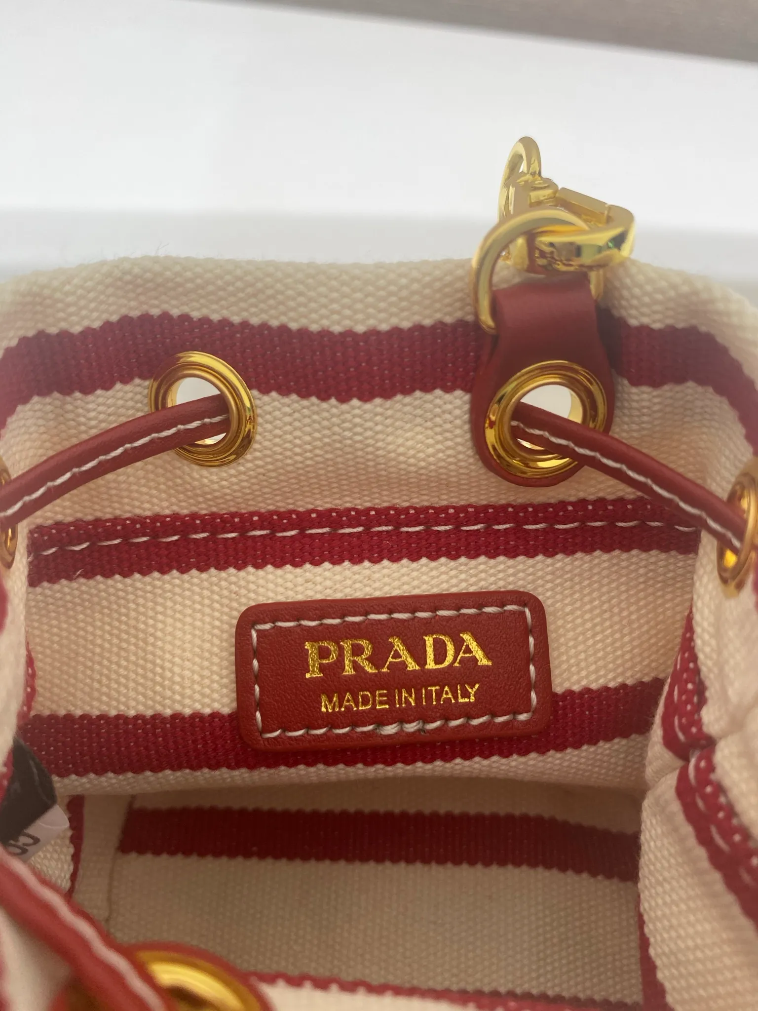 💰780🎉Mini bucket🎉1NR016 striped style🎉🎉 This mini bag is a new interpretation of classic nautical style elements, presenting an elegant summer texture and exquisite details. Made of striped fabric, the design at the bottom is inspired by espadrilles, with leather drawstrings and delicate removable shoulder straps. It’s so cute😘It’s cute and cool, don’t you feel excited?😘😘A must-have for summer, beauties, hurry up and get it. Another one that will always be popular🎉🎉length 9x height 9.5x bottom 6cm🎉🎉🎉💰💰💰